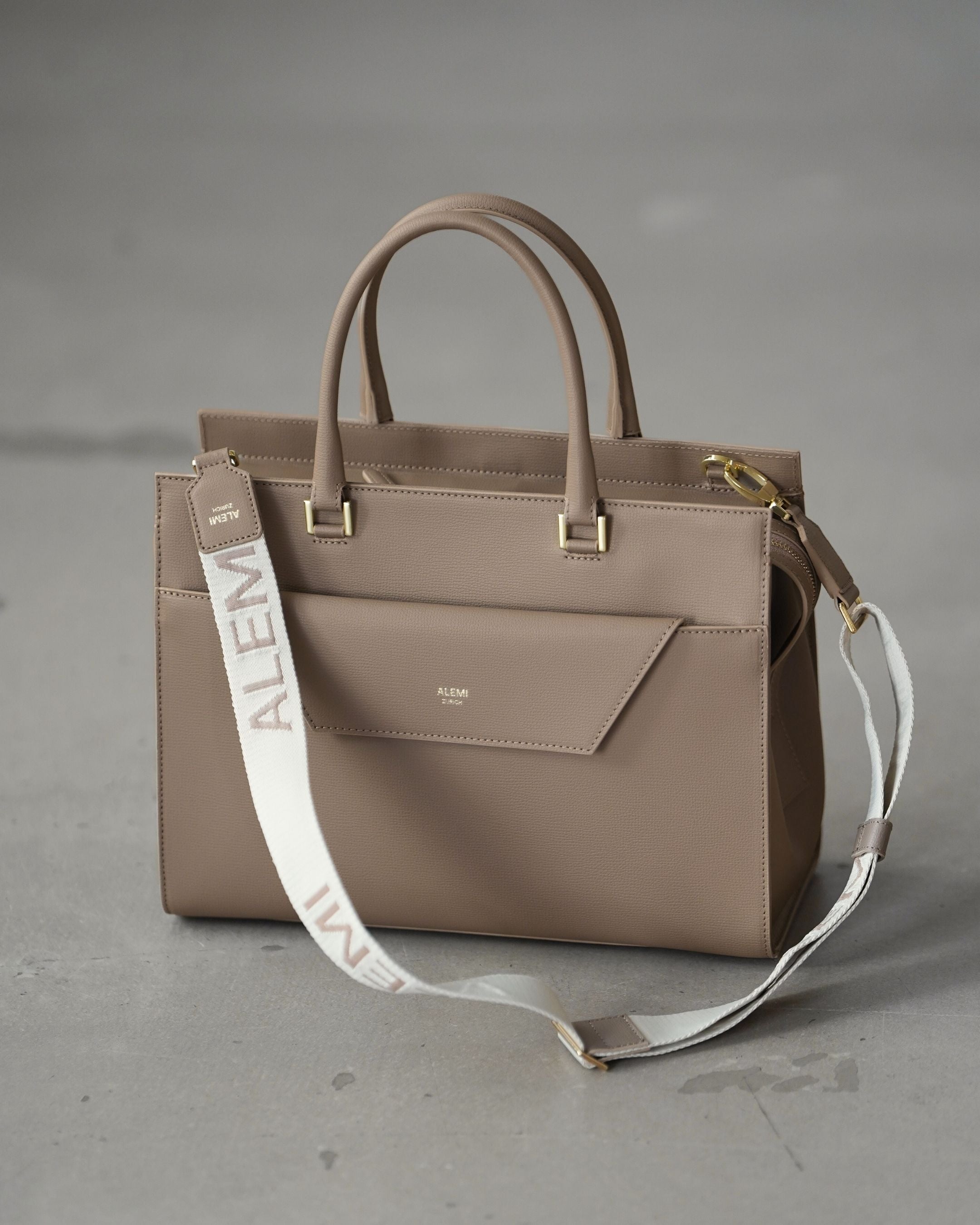 ALEMI Zurich | Adjustable Strap | Greige | Pebbled Leather | Strap on Central Laptopbag