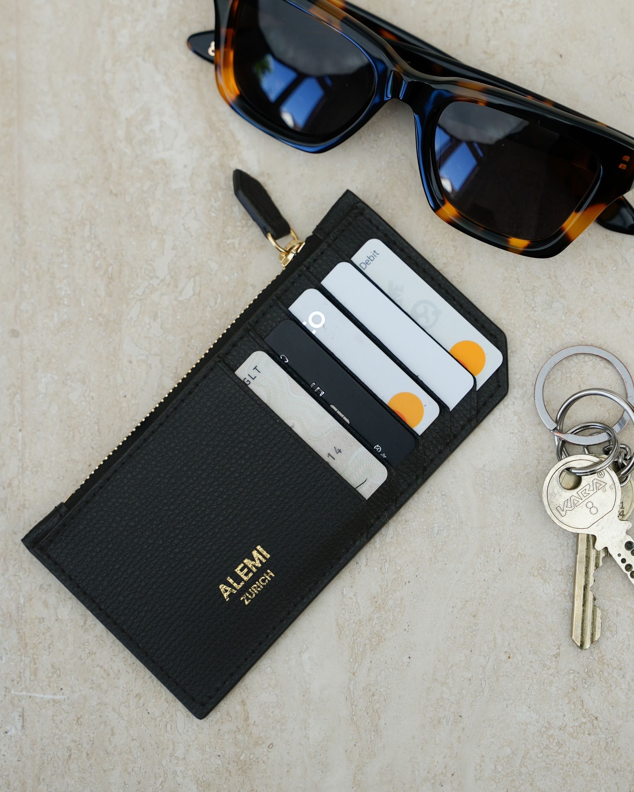 ALEMI Zurich | CARDHOLDER | Accessoires | Black | Pebbled Leather | Front with cards