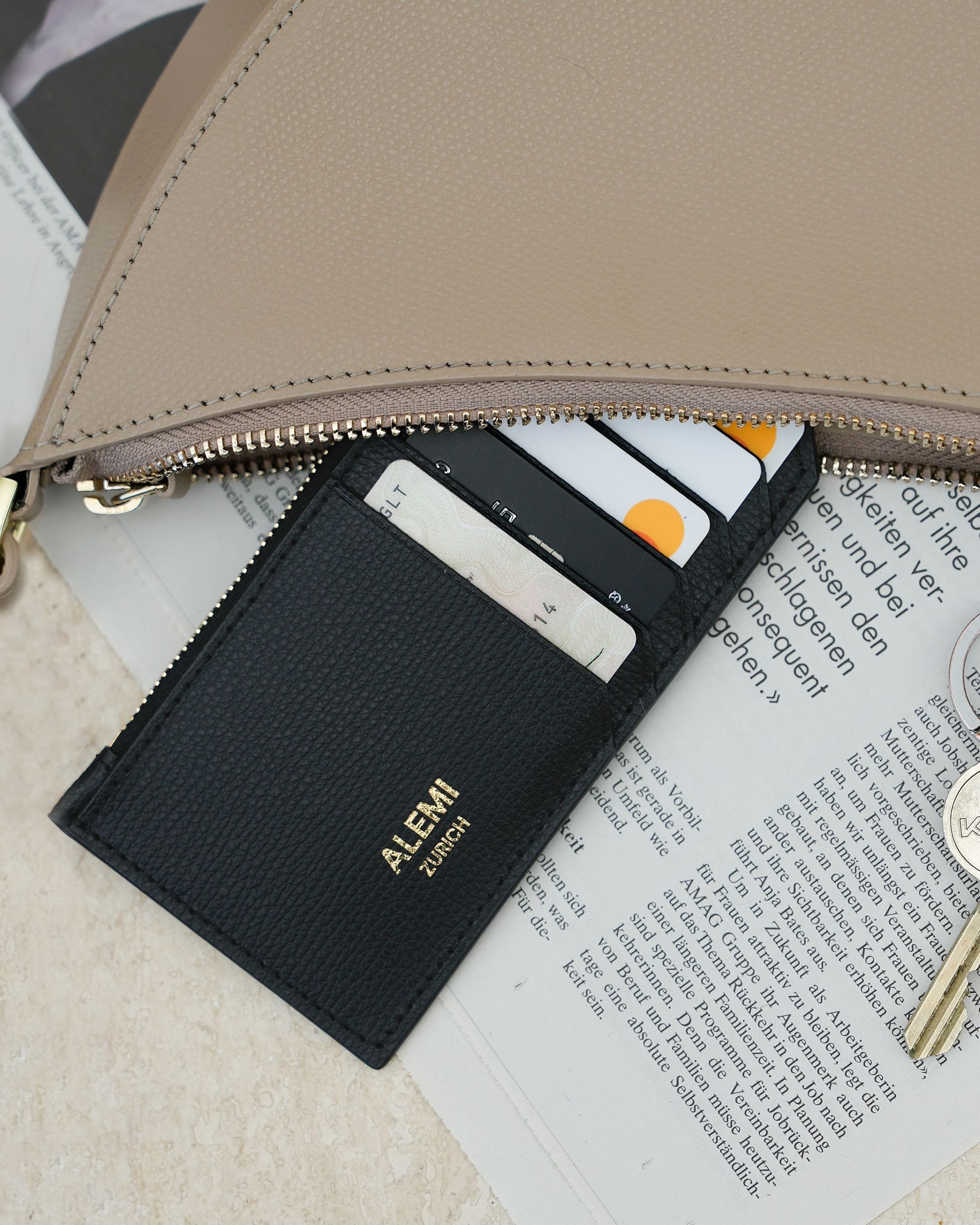ALEMI Zurich | CARDHOLDER | Accessoires | Black | Pebbled Leather | Front with item