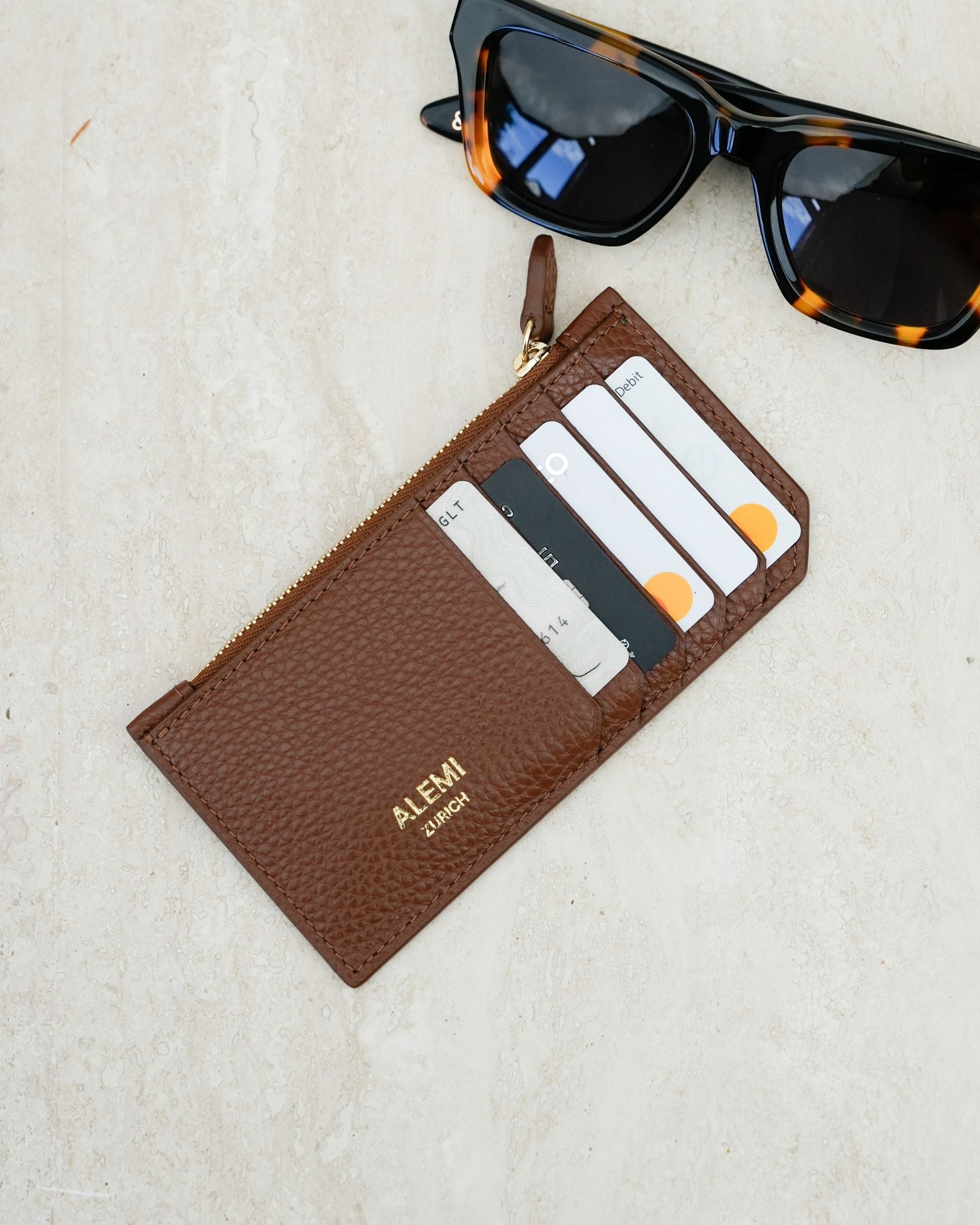 ALEMI Zurich | CARDHOLDER | Accessoires | Cognac | Soft Grain Leather | Front with item