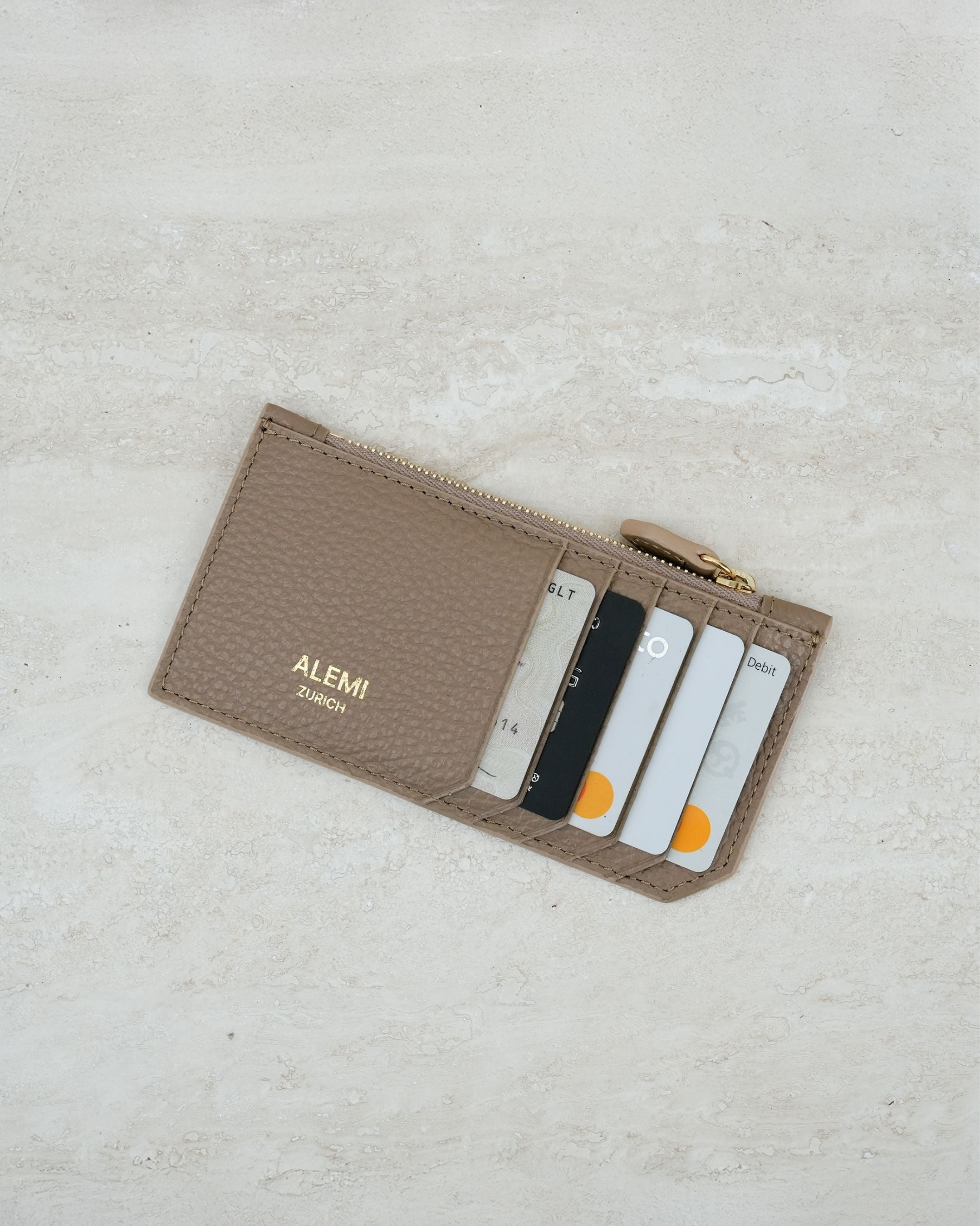 ALEMI Zurich | CARDHOLDER | Accessoires | Greige | Soft Grain Leather | Front with cards