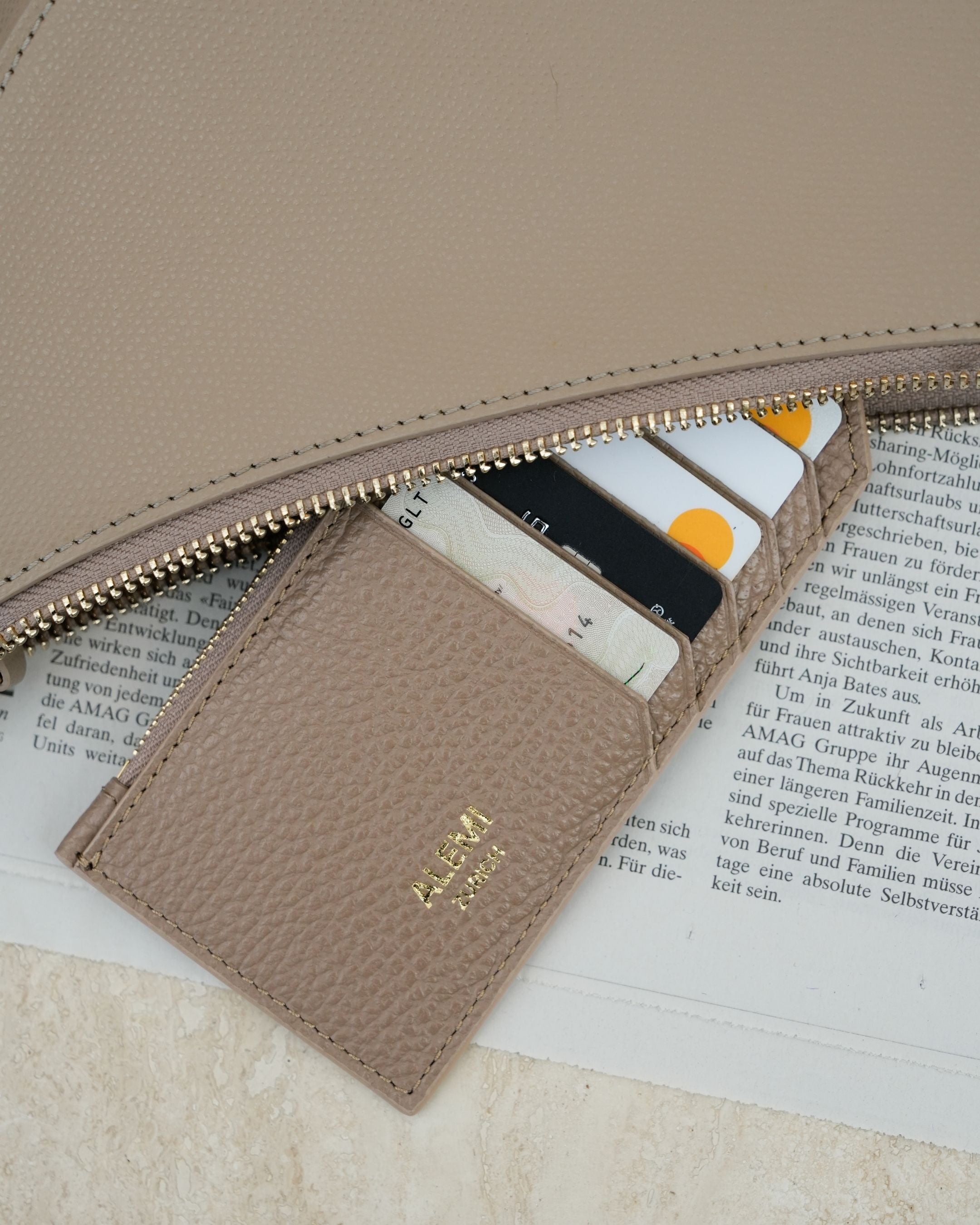 ALEMI Zurich | CARDHOLDER | Accessoires | Greige | Soft Grain Leather | Front with item