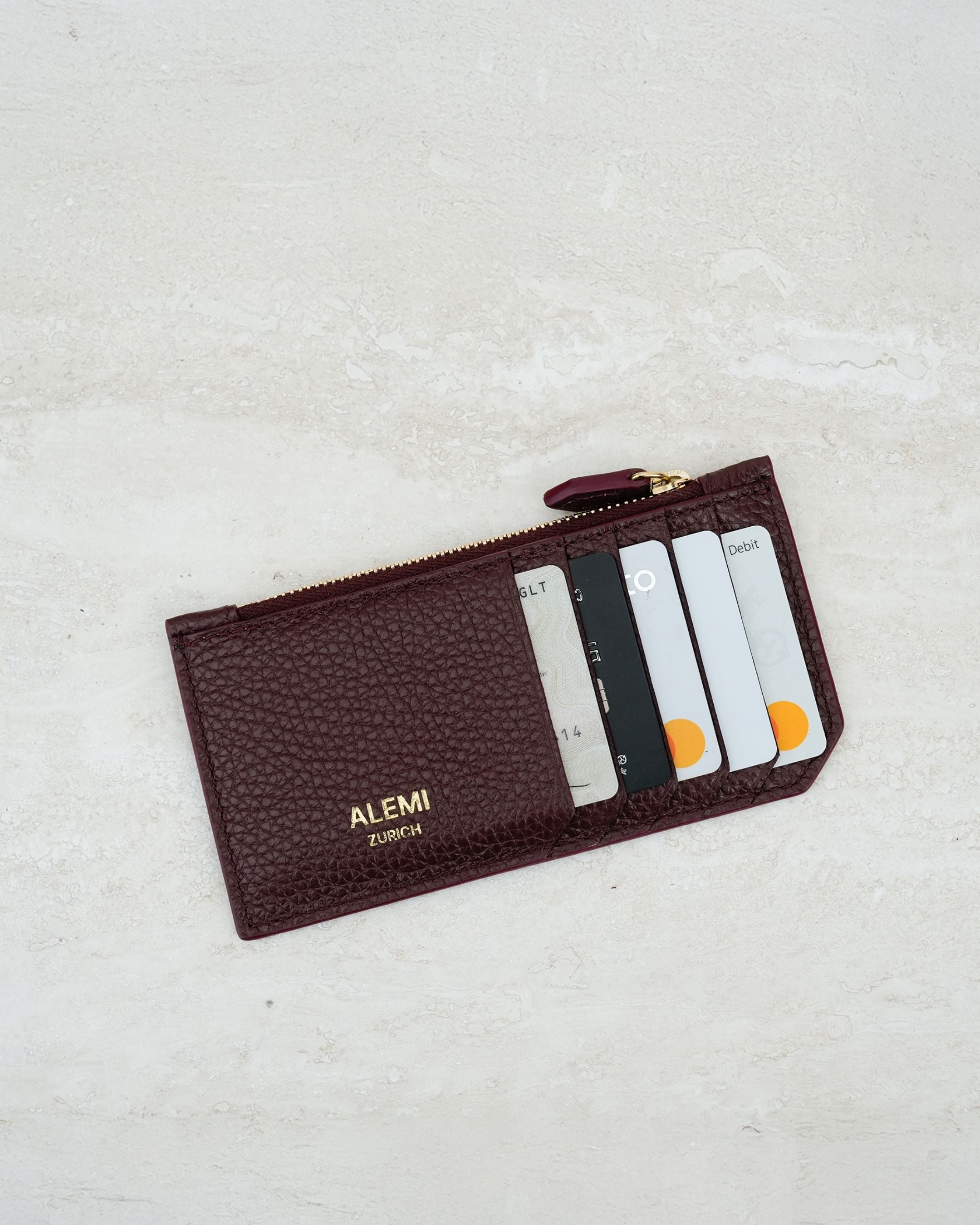 ALEMI Zurich | CARDHOLDER | Accessoires | Maroon Red | Soft Grain Leather | Front with cards