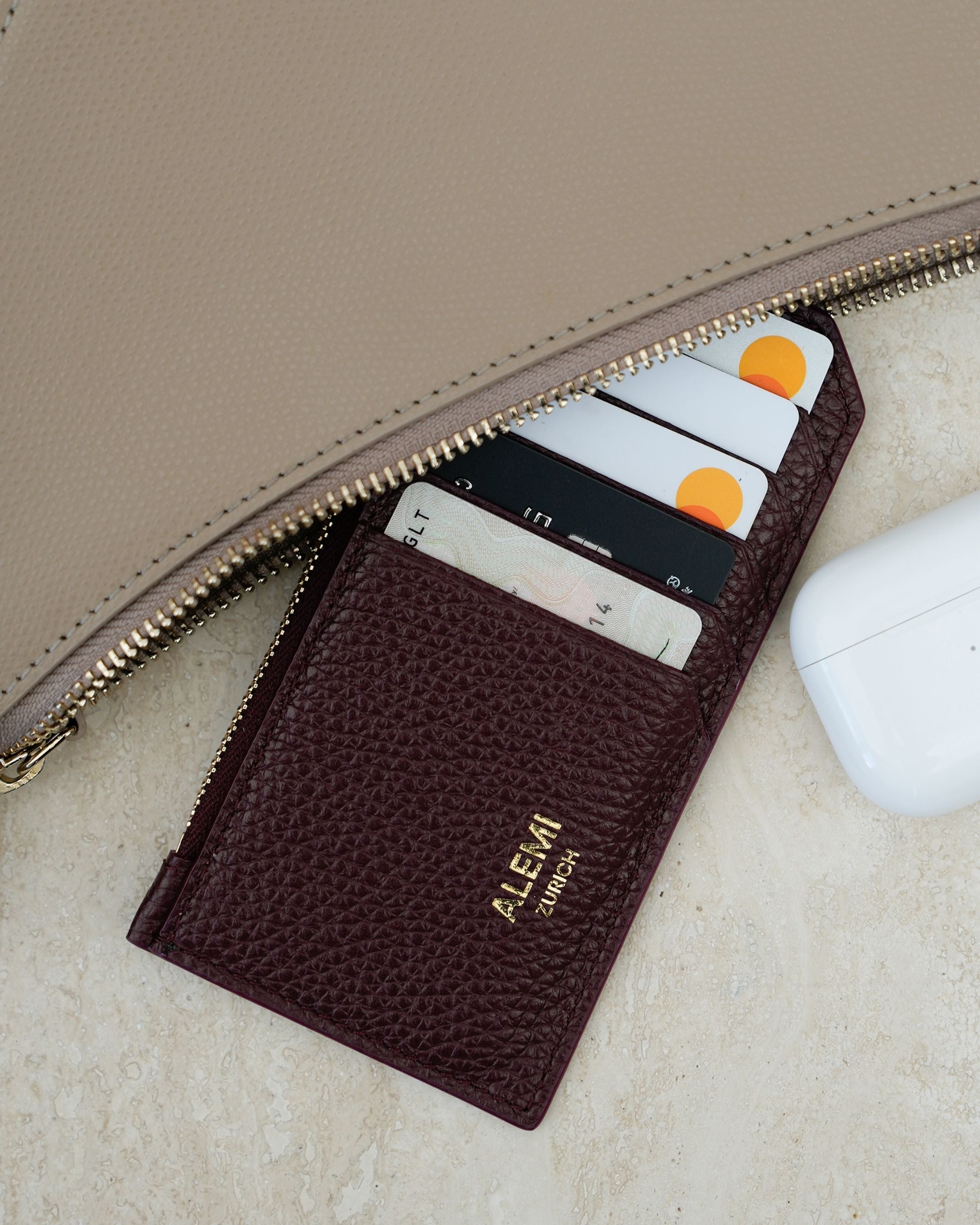 ALEMI Zurich | CARDHOLDER | Accessoires | Maroon Red | Soft Grain Leather | Front with item