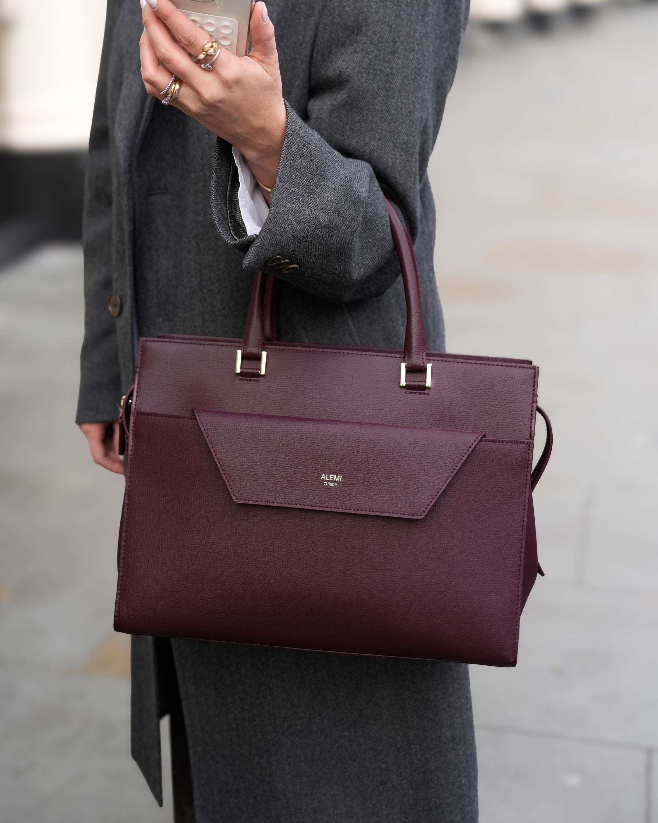 ALEMI Zurich | CENTRAL | Laptop Bag | Maroon Red | Pebbled Leather | Bag on tophandle