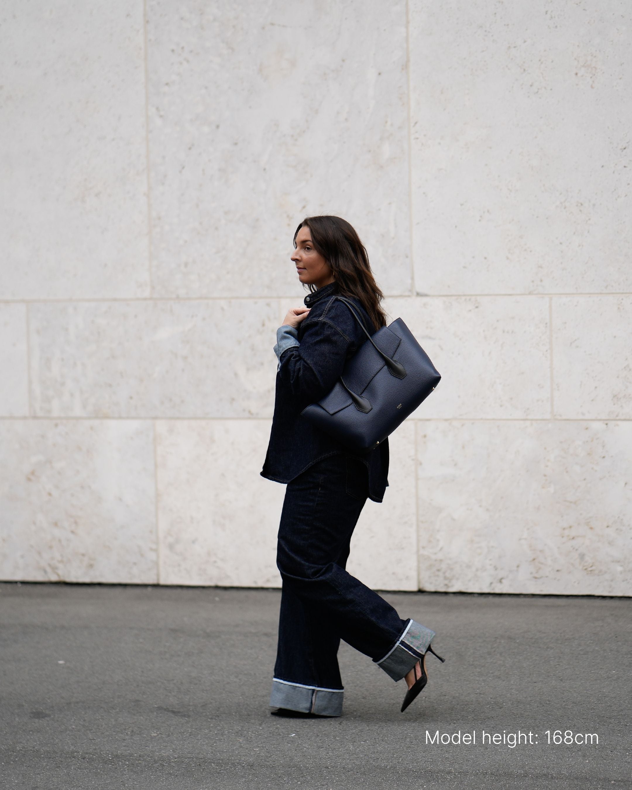ALEMI Zurich | IDA | Laptop Bag | Black-Navy | Soft Grain Leather | Bag on Model