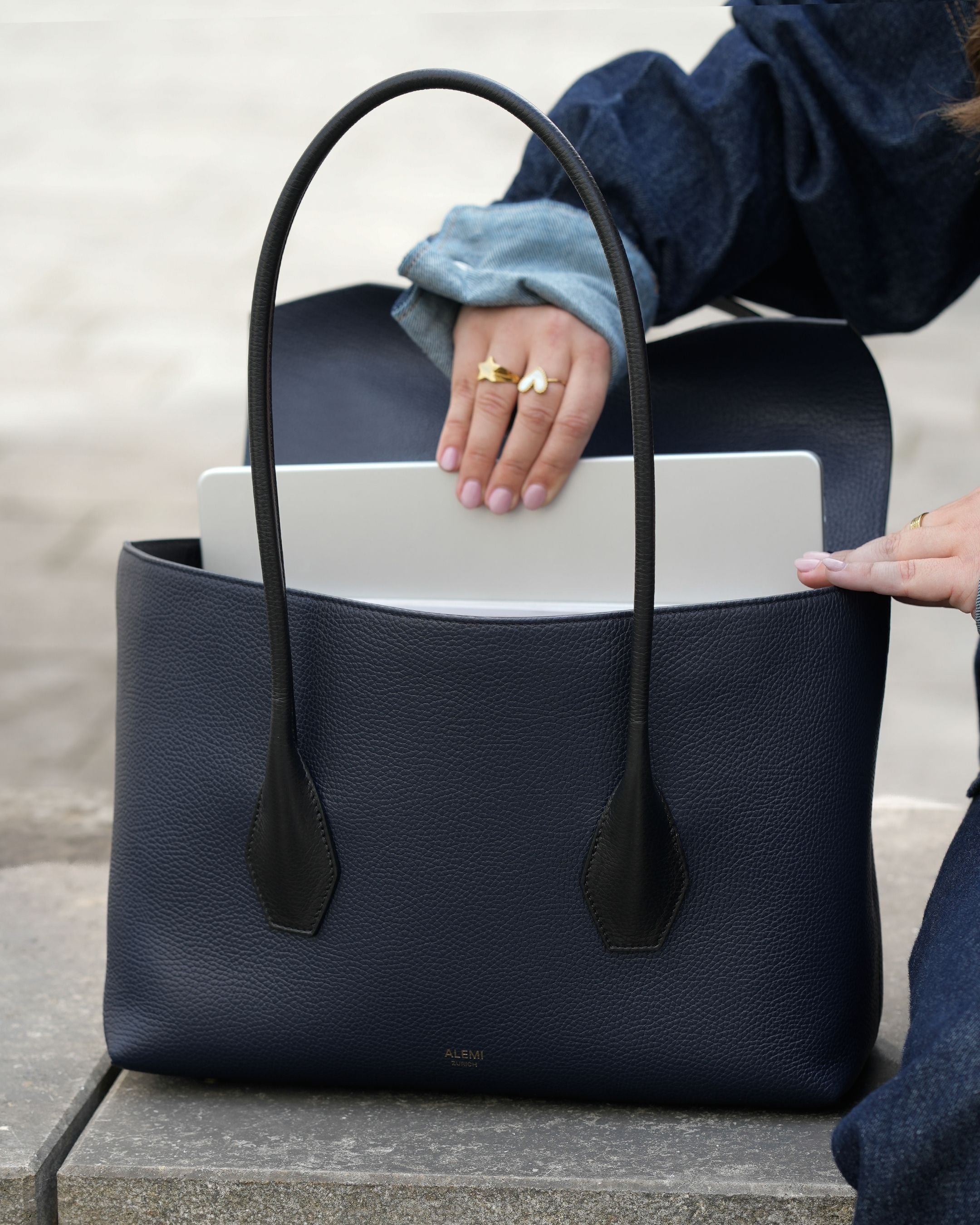 ALEMI Zurich | IDA | Laptop Bag | Black-Navy | Soft Grain Leather | Bag with laptop