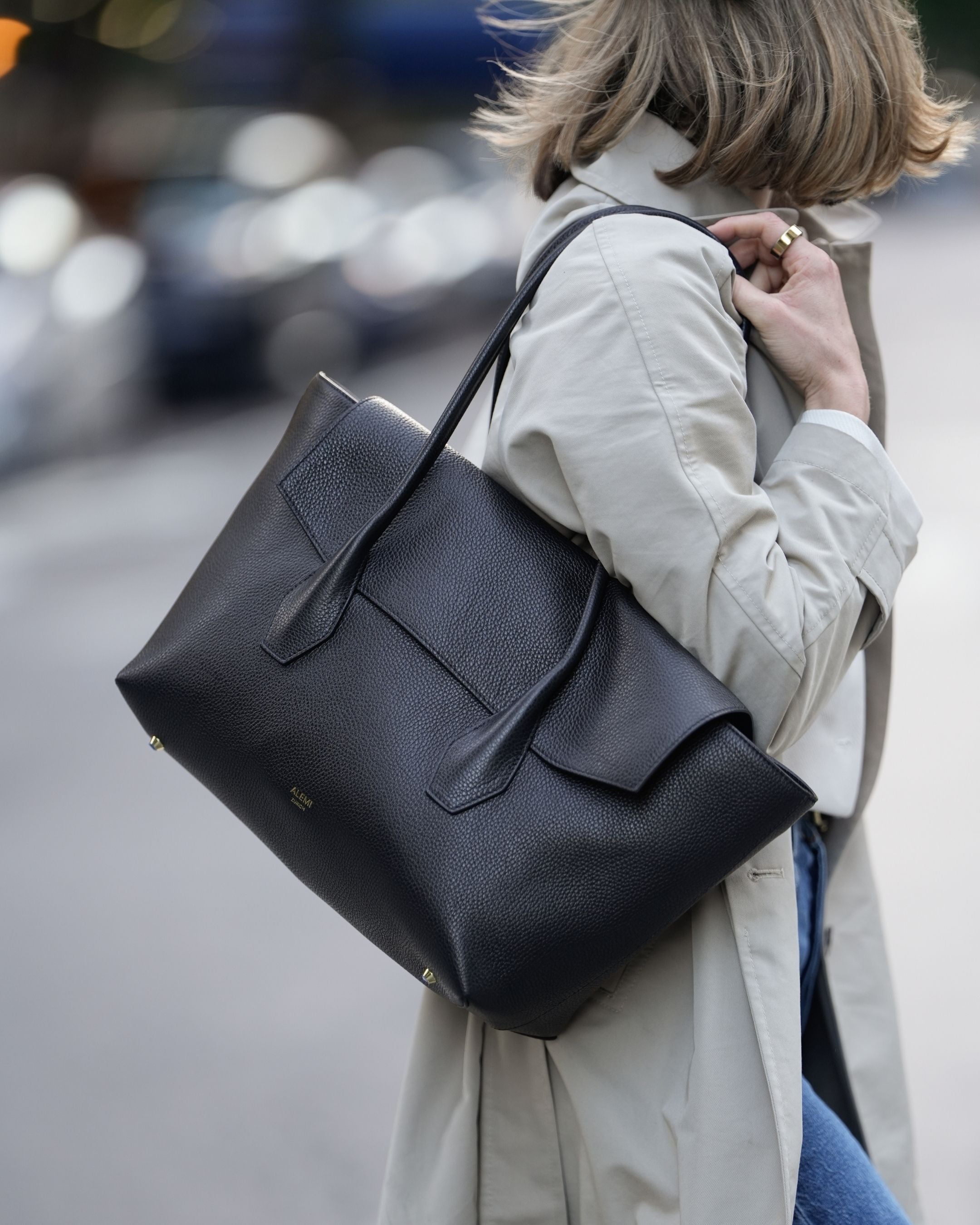 ALEMI Zurich | IDA | Laptop Bag | Black | Soft Grain Leather | Model carrying bag on shoulder close up