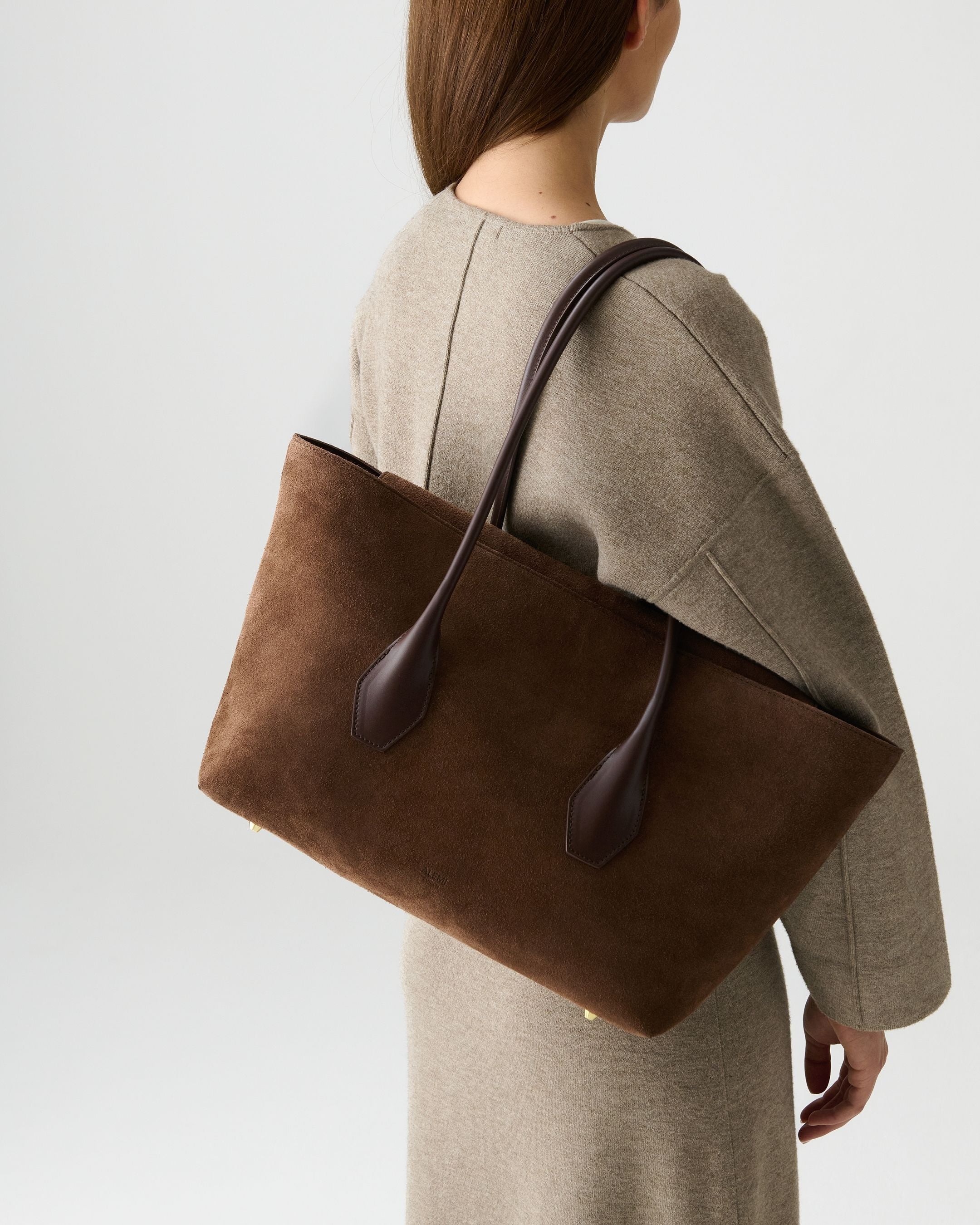 ALEMI Zurich | IDA | Laptop Bag | Dark Brown | Suede Leather | Model carrying bag on shoulder