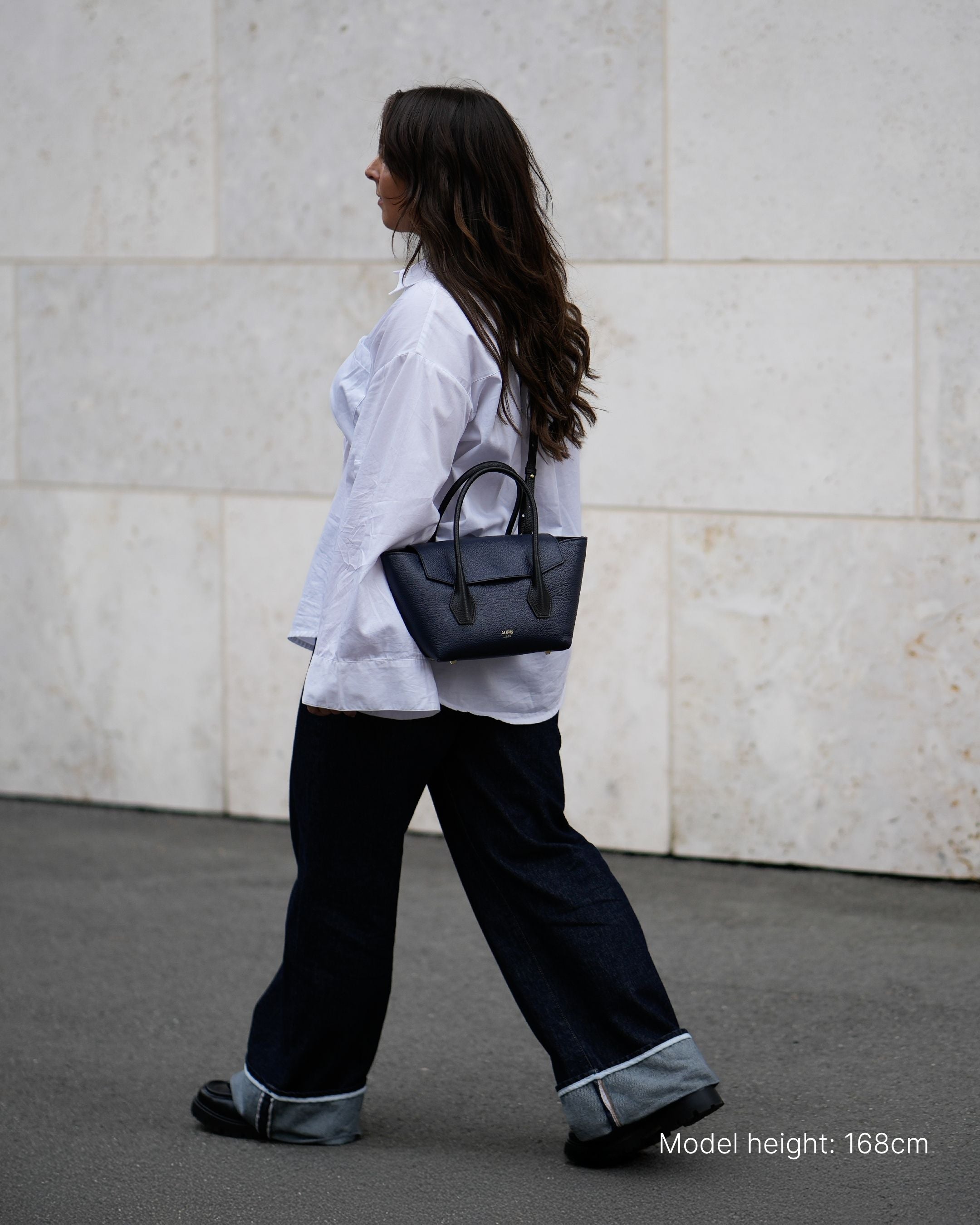 ALEMI Zurich | IDA SMALL | Small Bag | Black-Navy | Soft Grain Leather | Corss-body on Model