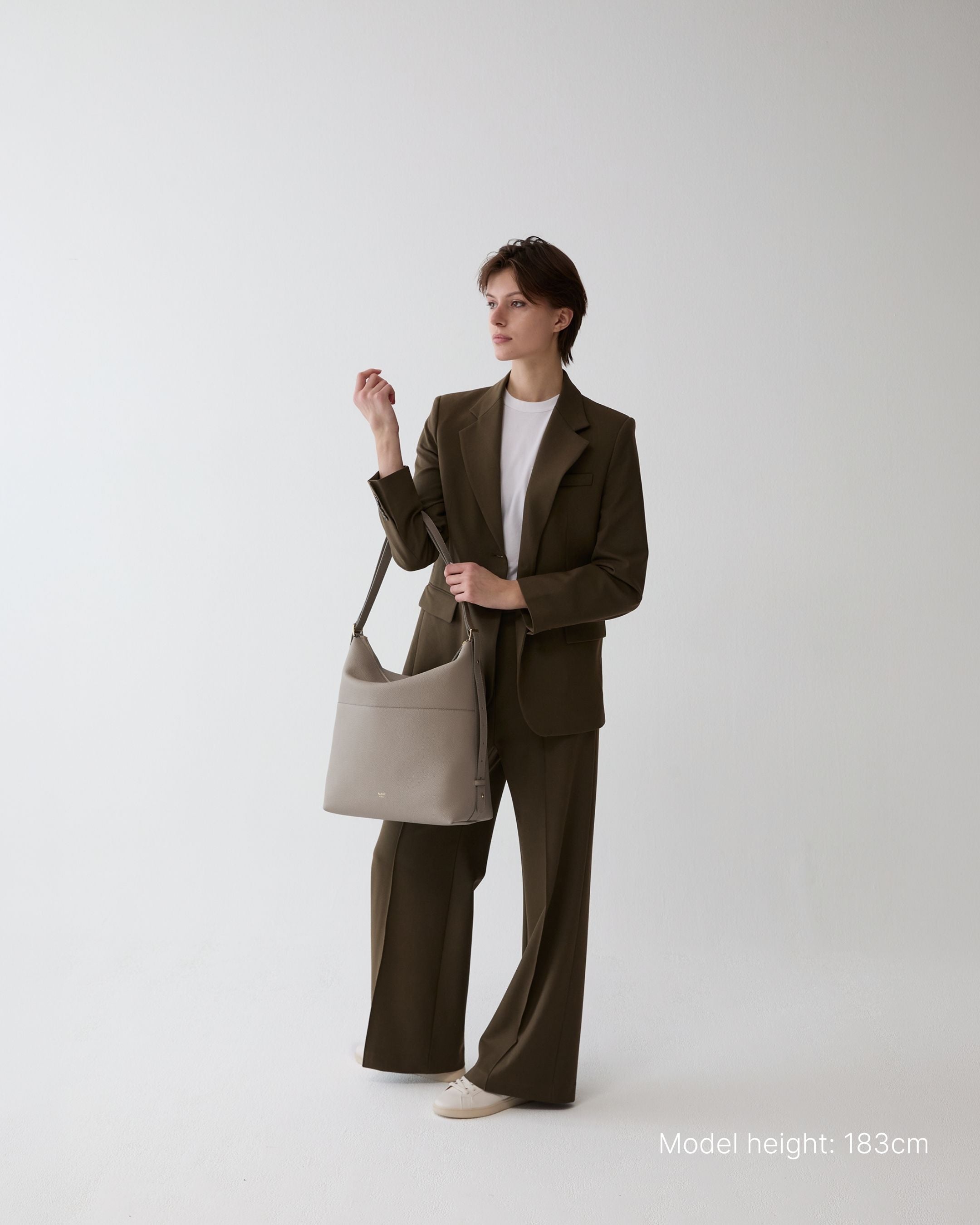 ALEMI Zurich | LETTEN | Laptop Bag | Beige | Soft Grain Leather | Bag on model