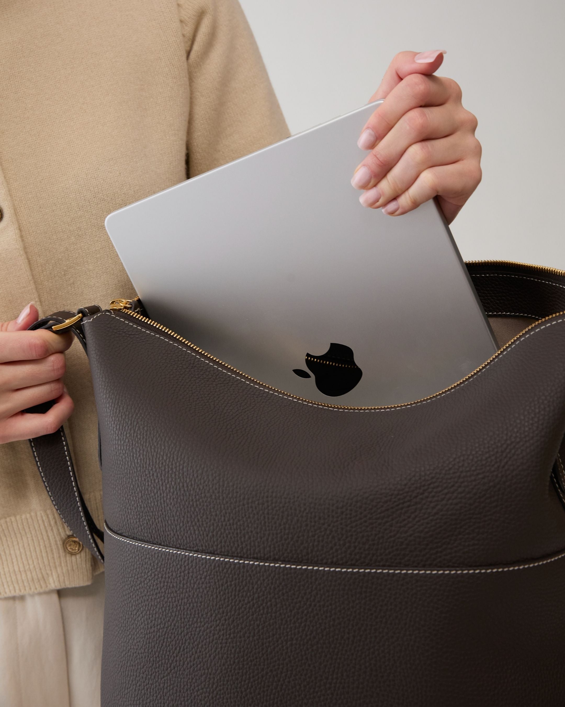 ALEMI Zurich | LETTEN | Laptop Bag | Dark Brown | Soft Grain Leather | Bag with laptop