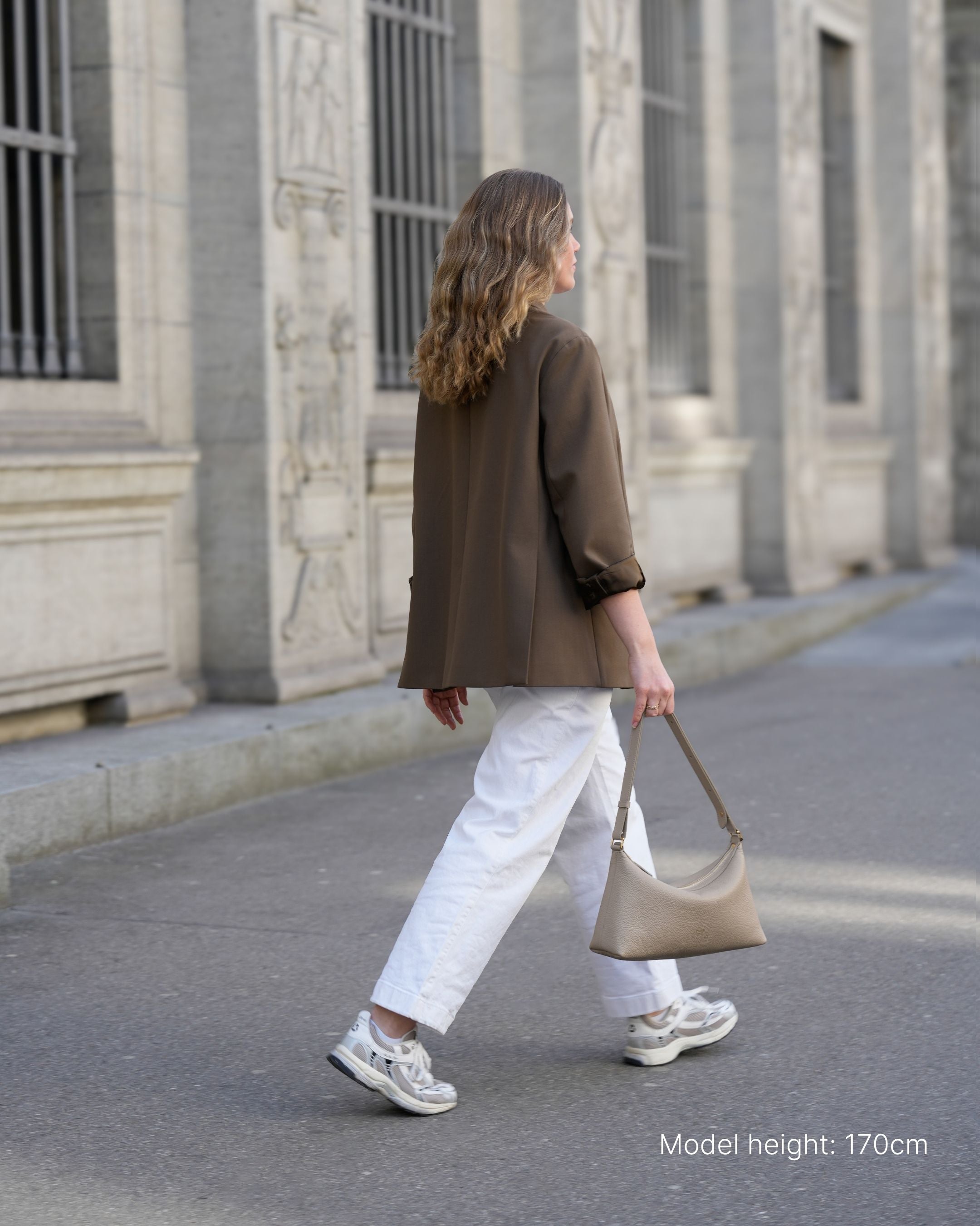 ALEMI Zurich | LETTEN SMALL | Small Bag | Beige I Soft Grain Leather | Bag on model