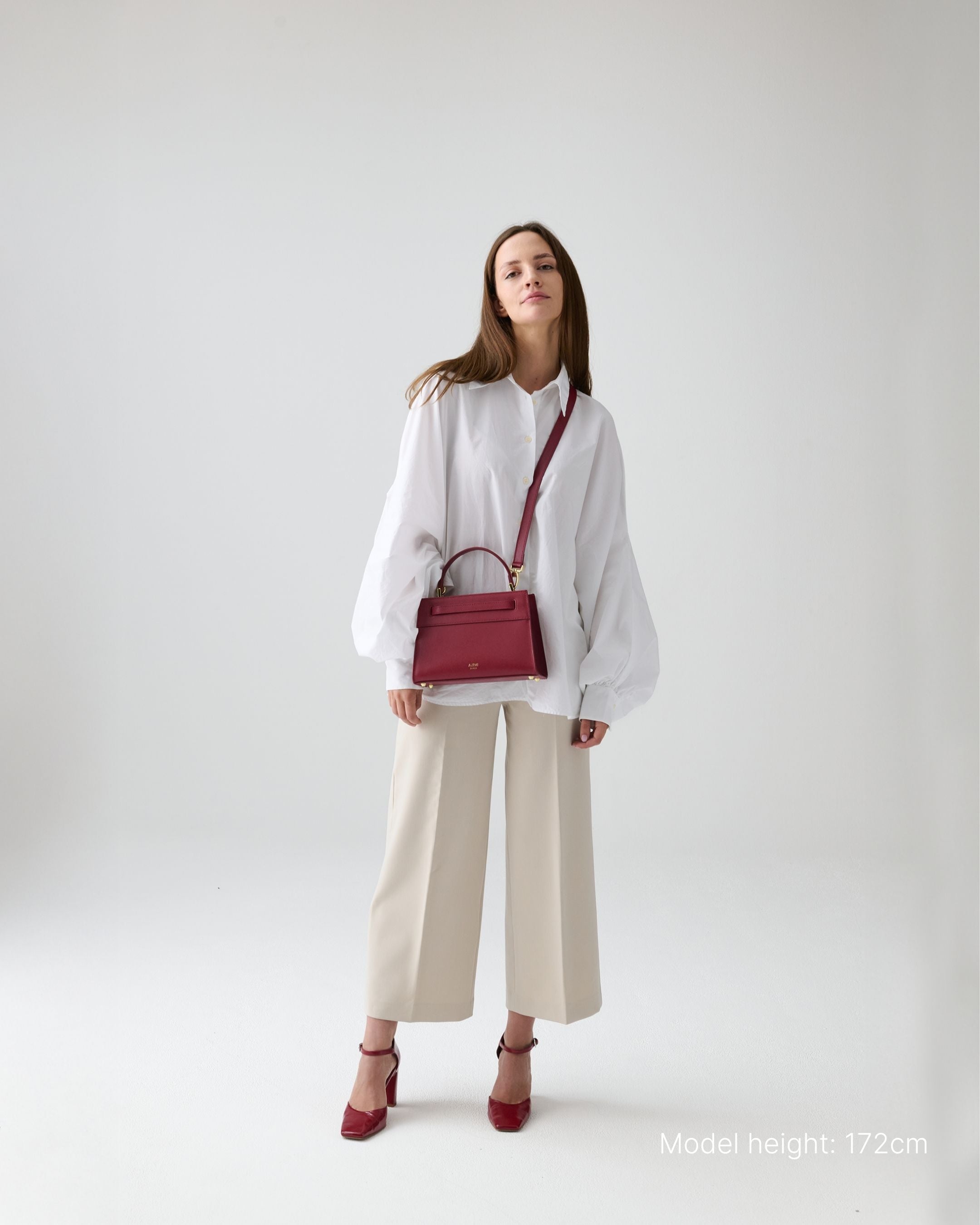 ALEMI Zurich | SEEFELD MINI | Small Bag | Red | Saffiano Leather | Model carrying bag by strap