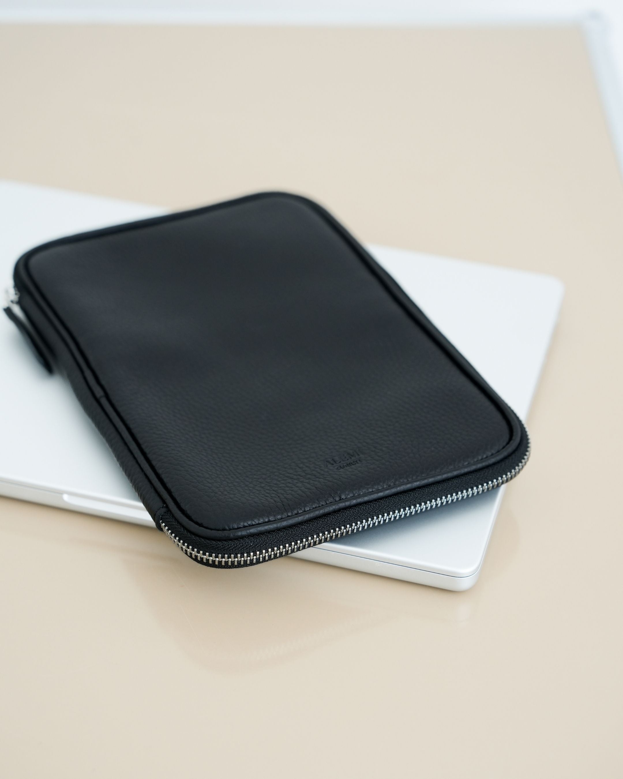 ALEMI Zurich | TECHNOPARK | Accessoires | Black | Front with laptop