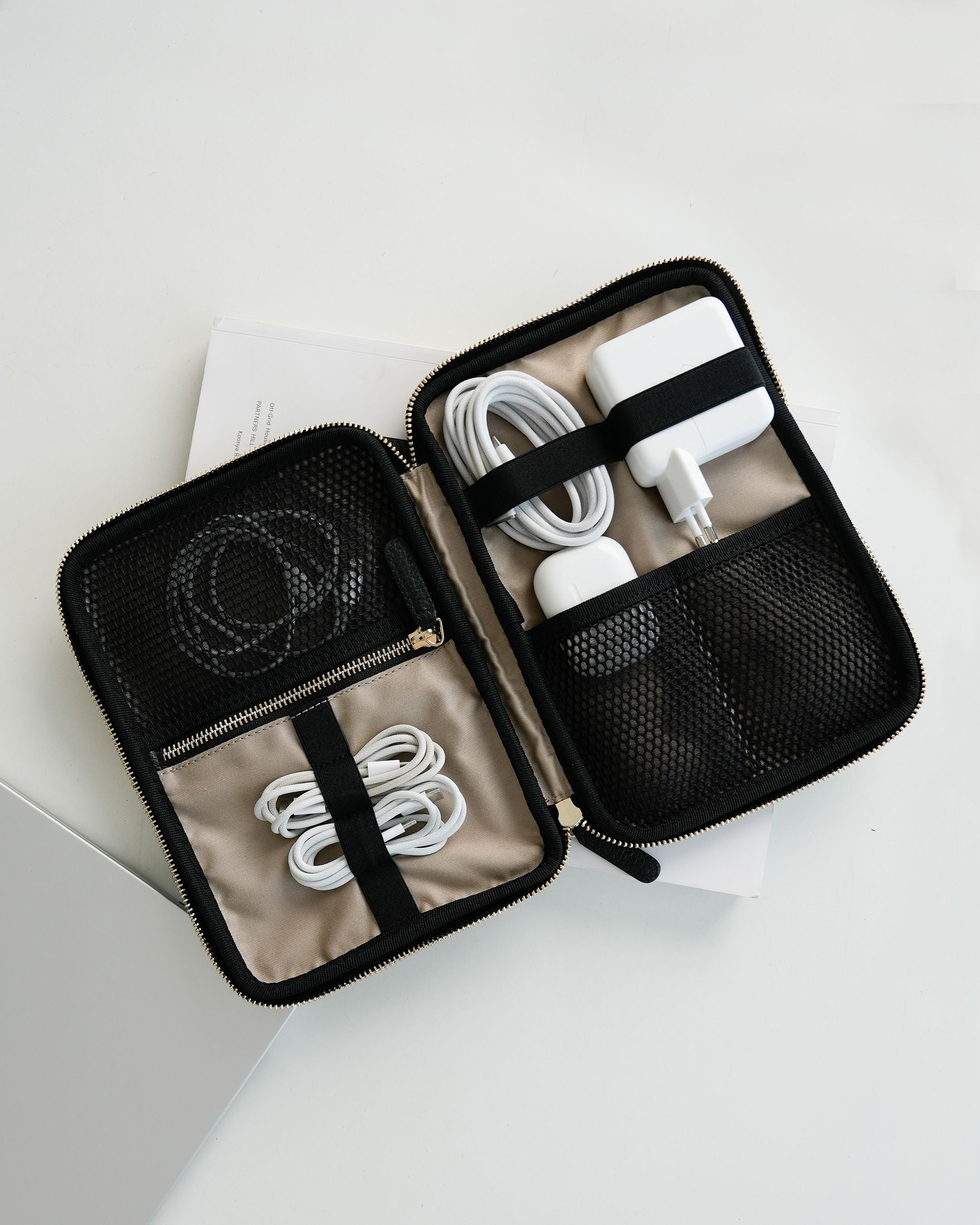 ALEMI Zurich | TECHNOPARK | Accessoires | Black | Soft Grain Leather | Inside with equipment