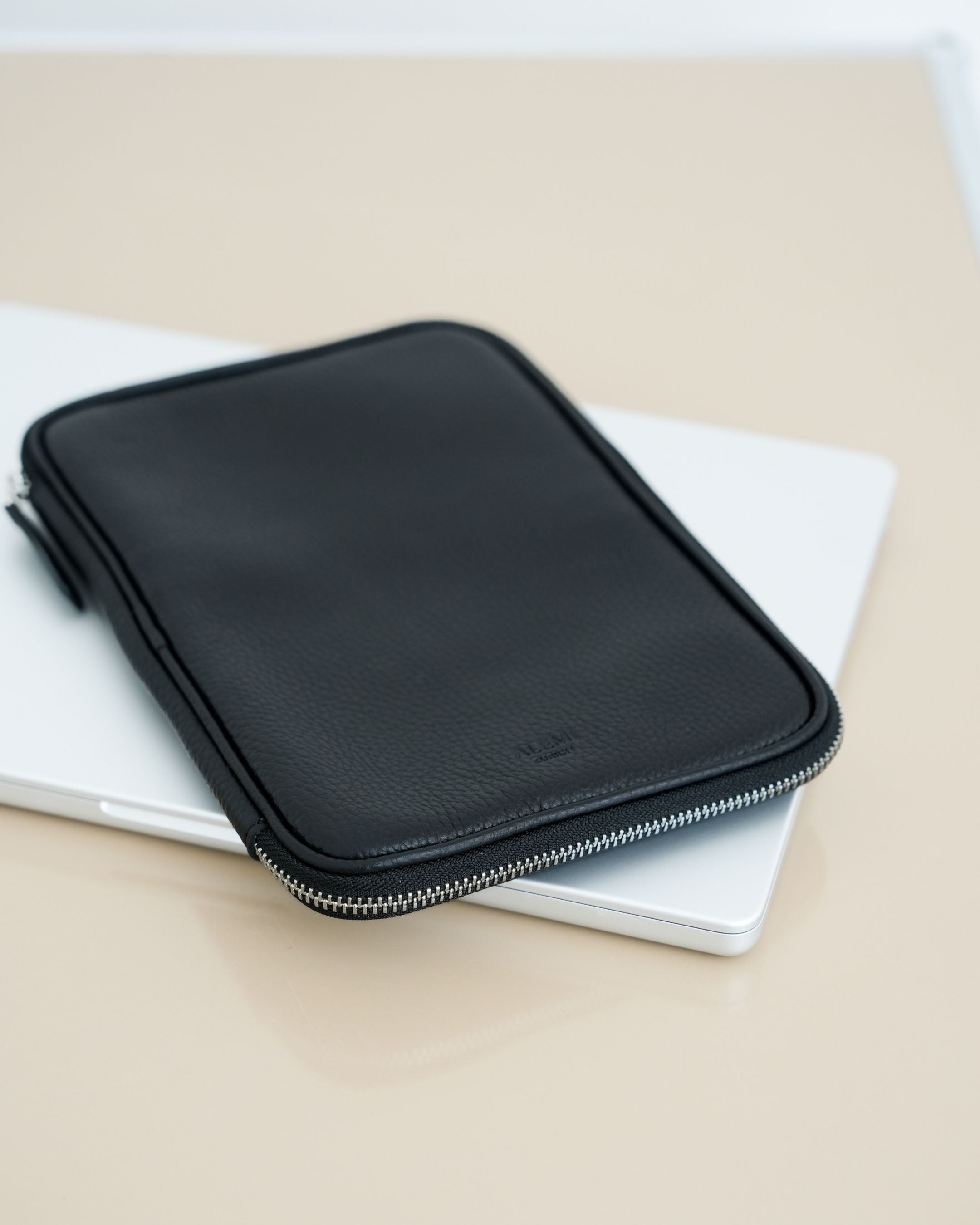 ALEMI Zurich | TECHNOPARK | Accessoires | Black with Silver Hardware | Soft Grain Leather | Front with laptop