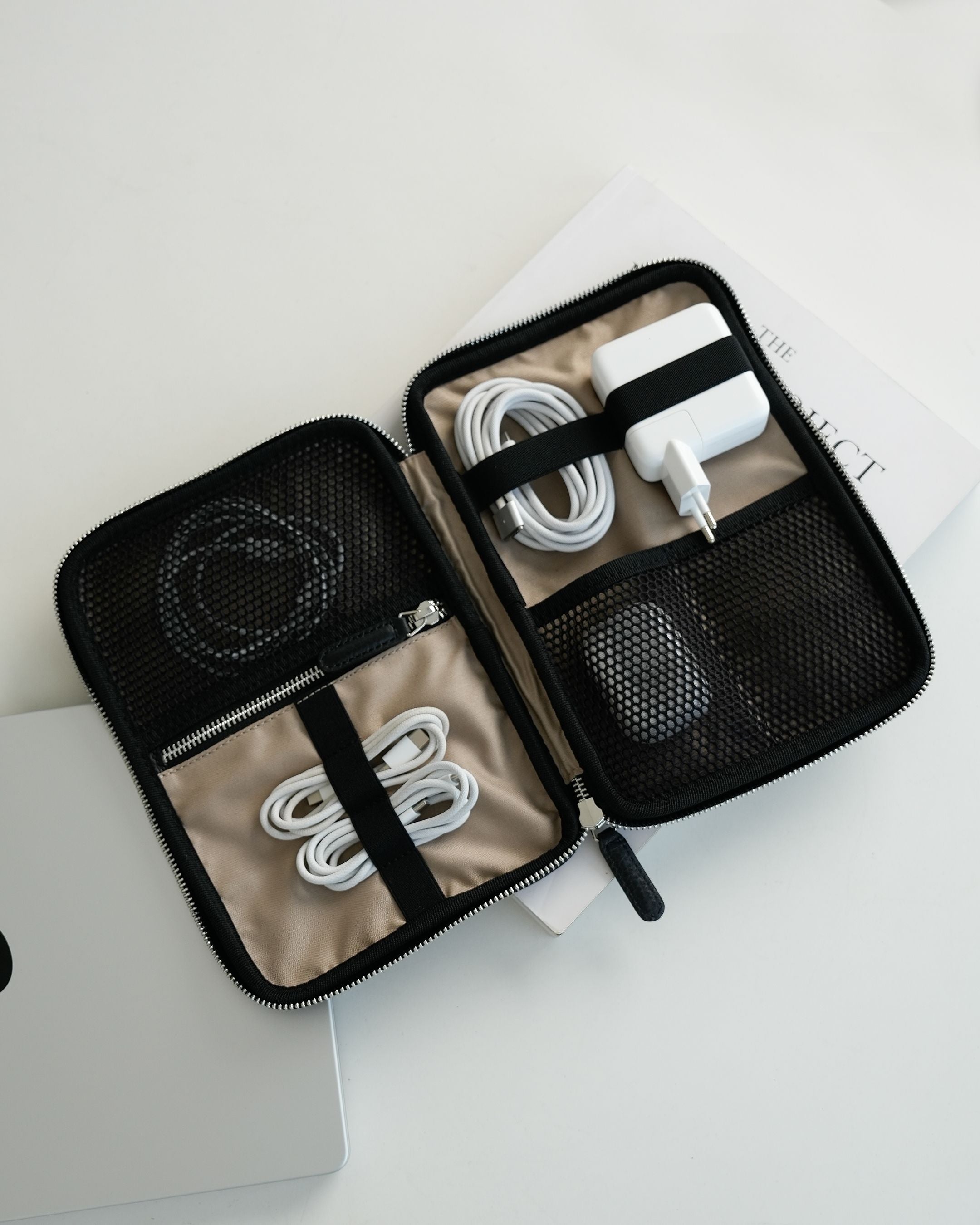 ALEMI Zurich | TECHNOPARK | Accessoires | Black with Silver Hardware | Soft Grain Leather | Inside with equipment