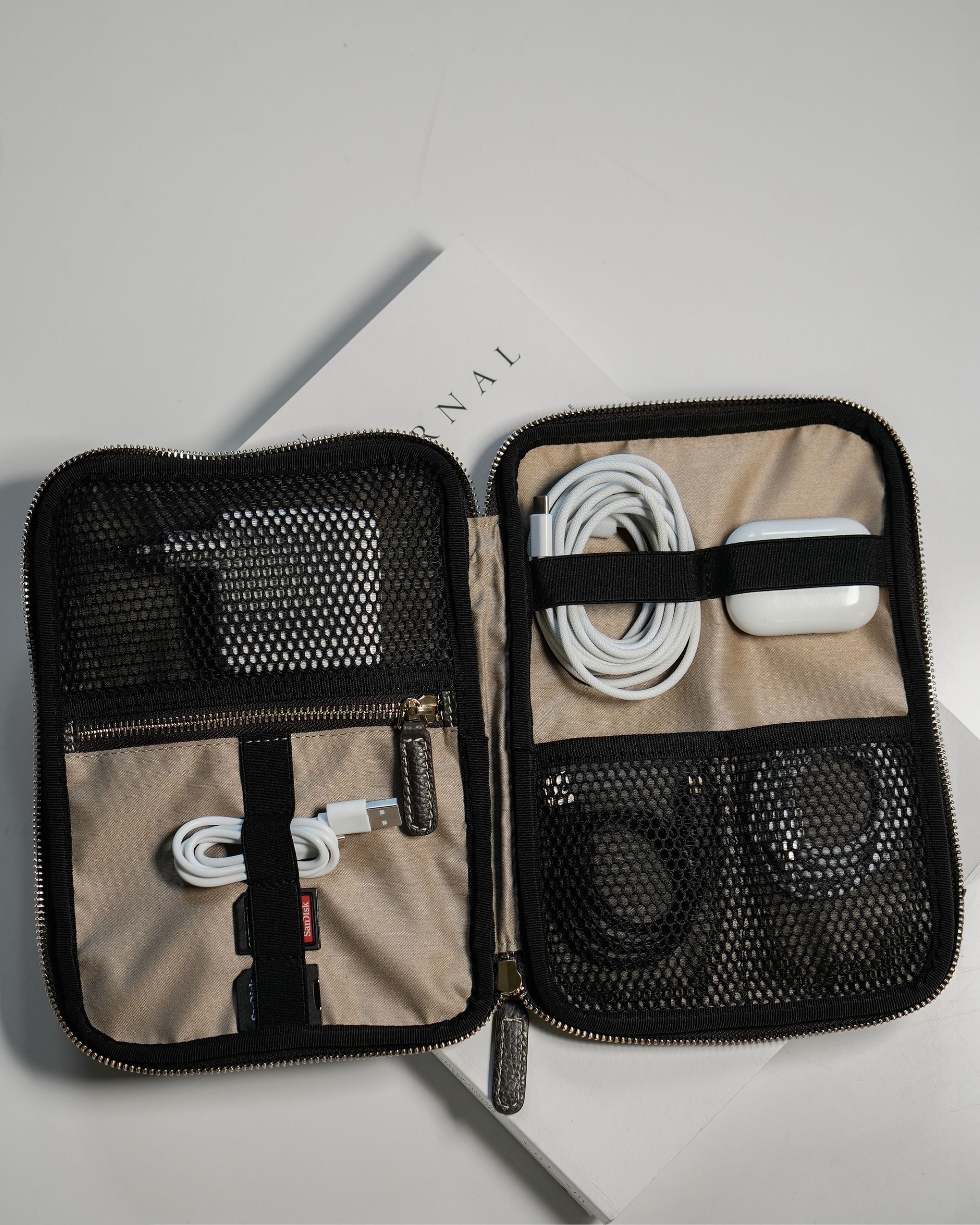 ALEMI Zurich | TECHNOPARK | Accessoires | Dark Brown Embossed | Soft Grain Leather | Lifestyle shot