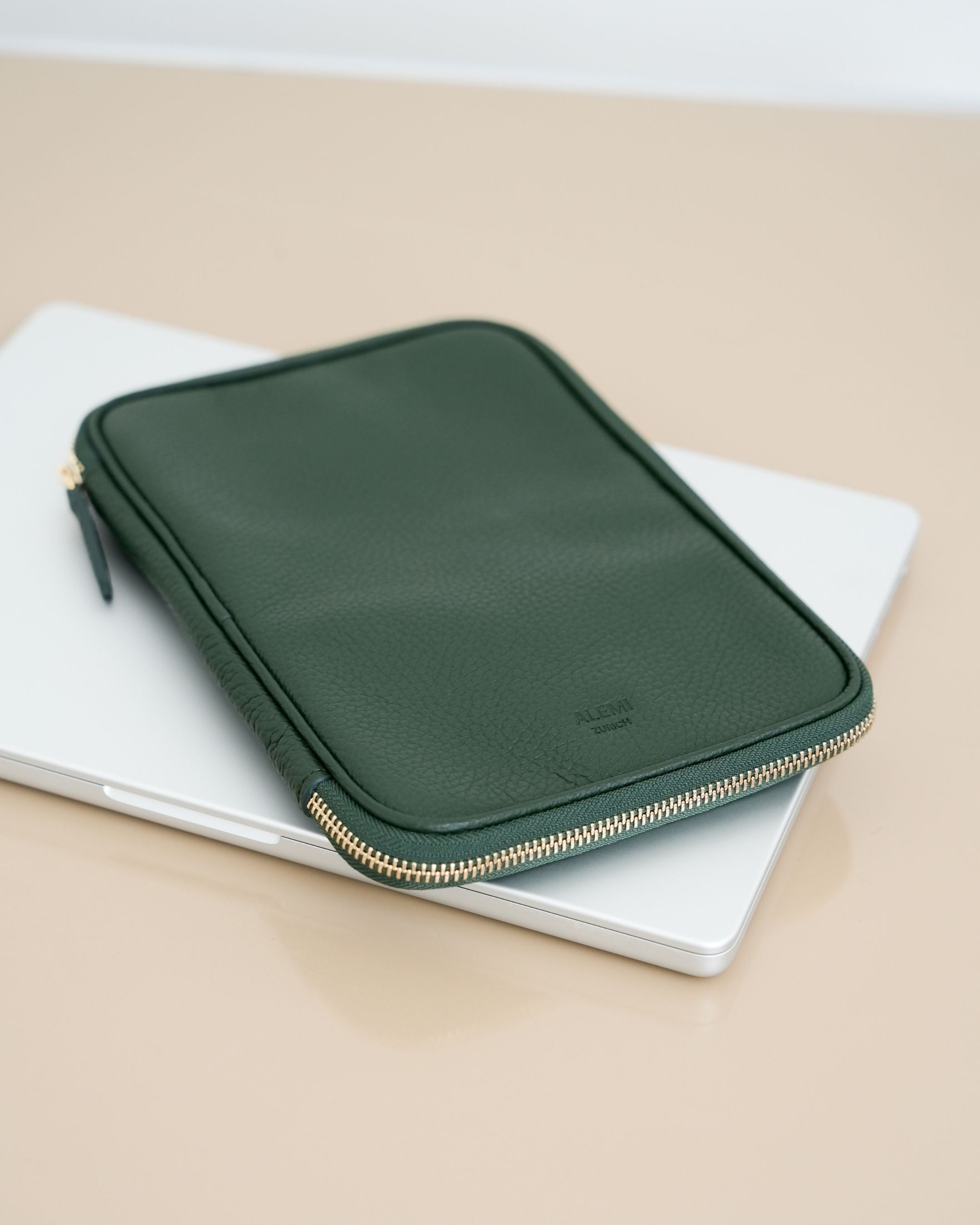 ALEMI Zurich | TECHNOPARK | Accessoires | Dark Green | Soft Grain Leather | Front with laptop