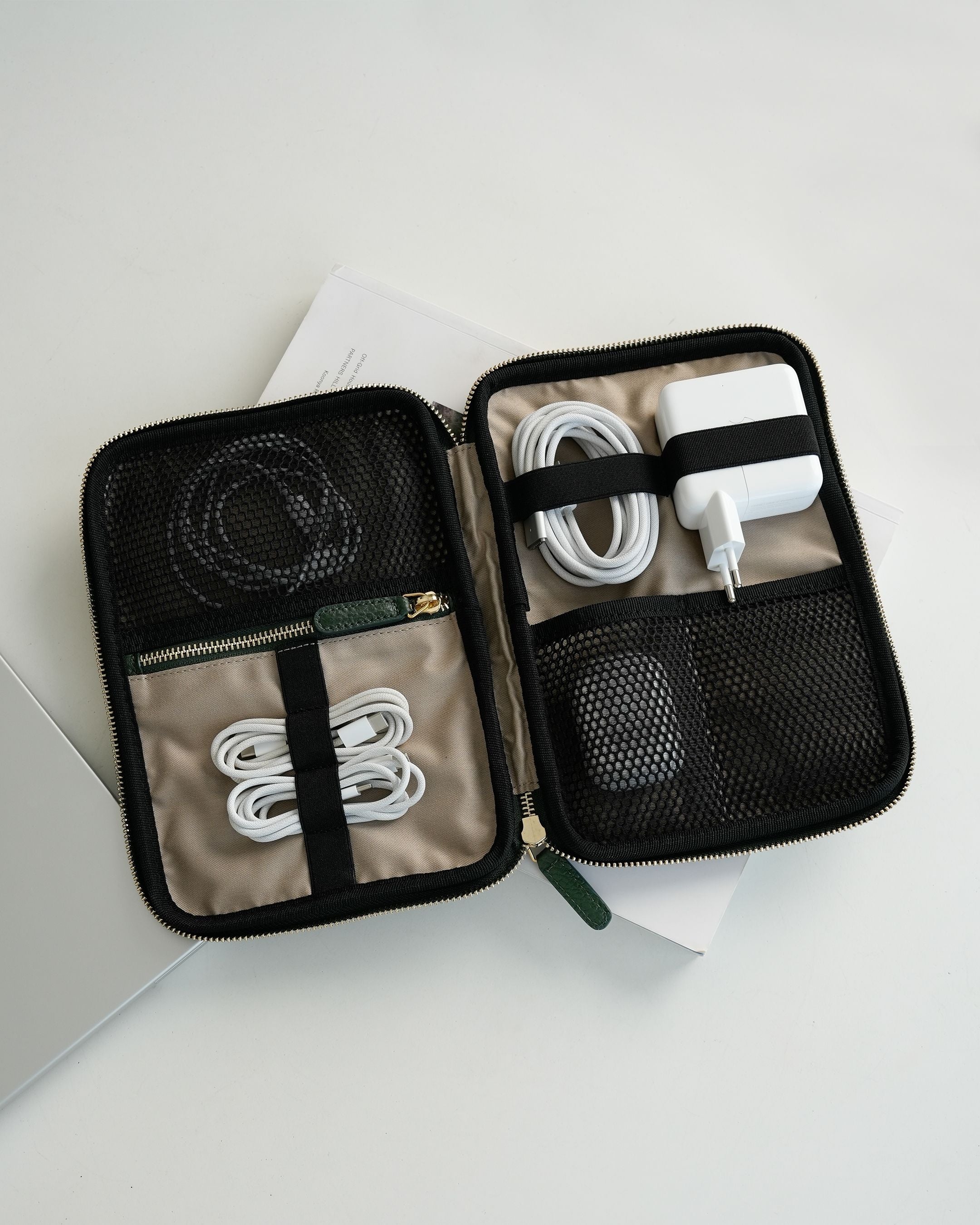 ALEMI Zurich | TECHNOPARK | Accessoires | Dark Green | Soft Grain Leather | Inside with equipment