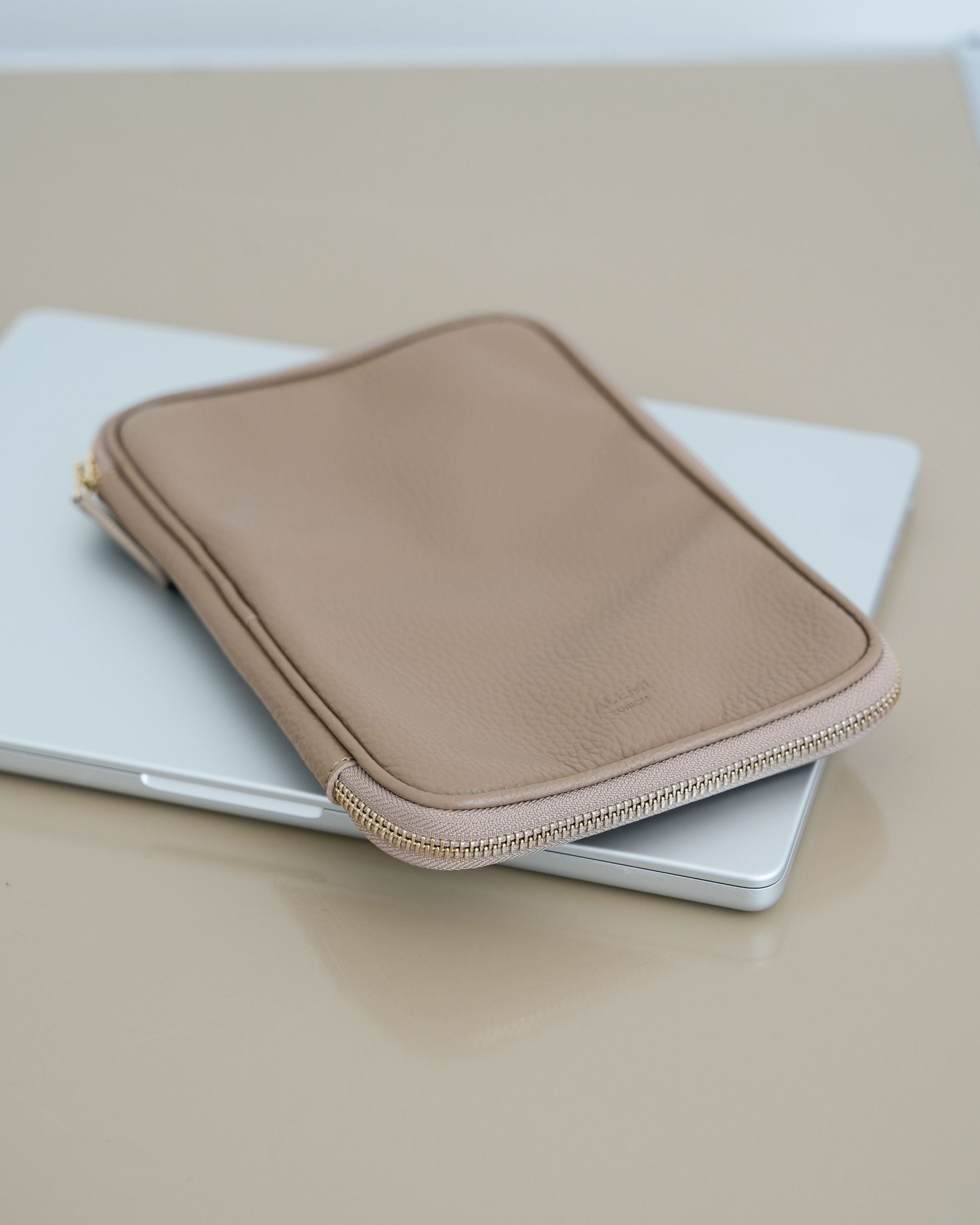 ALEMI Zurich | TECHNOPARK | Accessoires | Greige | Soft Grain Leather | Front with laptop