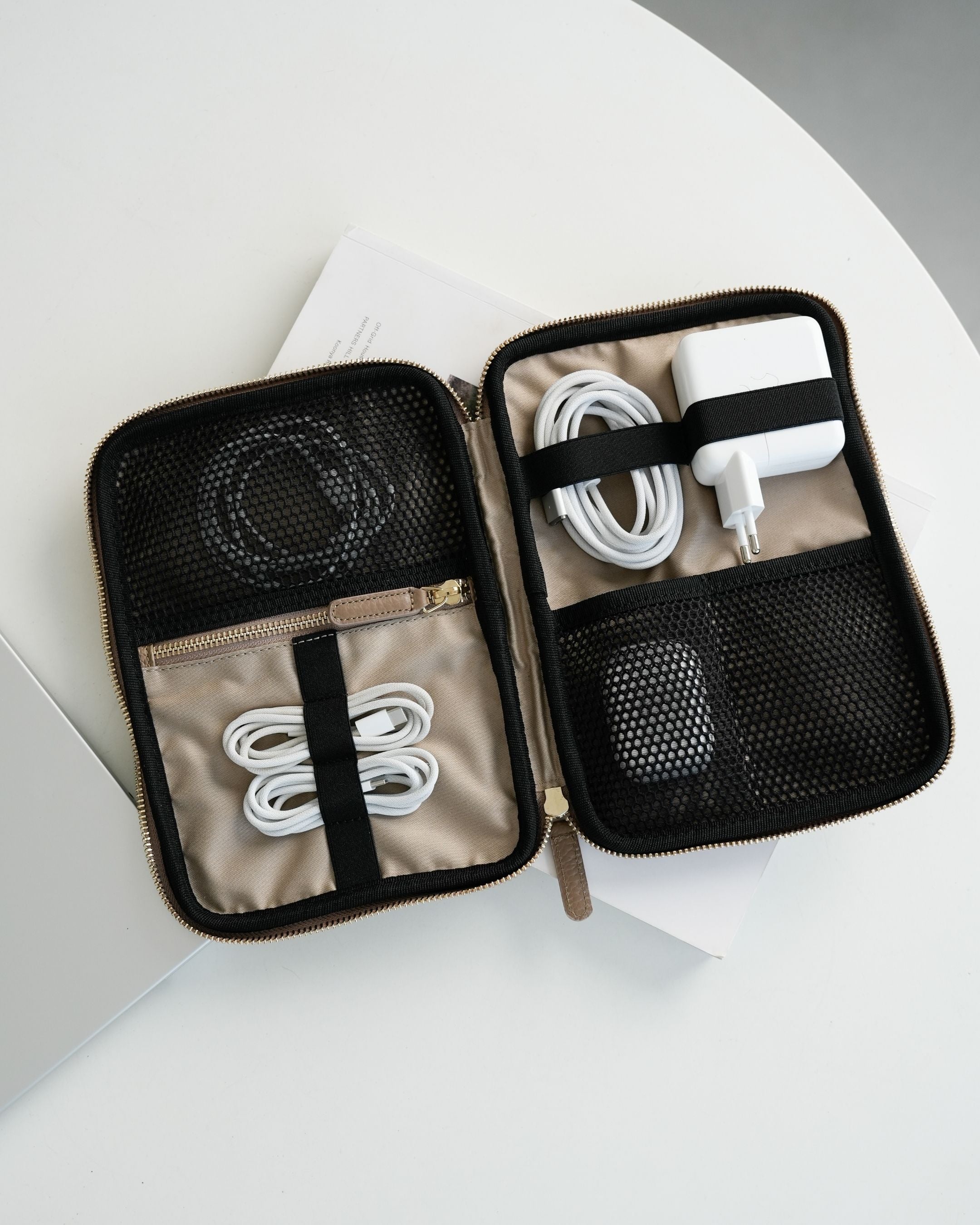 ALEMI Zurich | TECHNOPARK | Accessoires | Greige | Soft Grain Leather | Inside with equipment