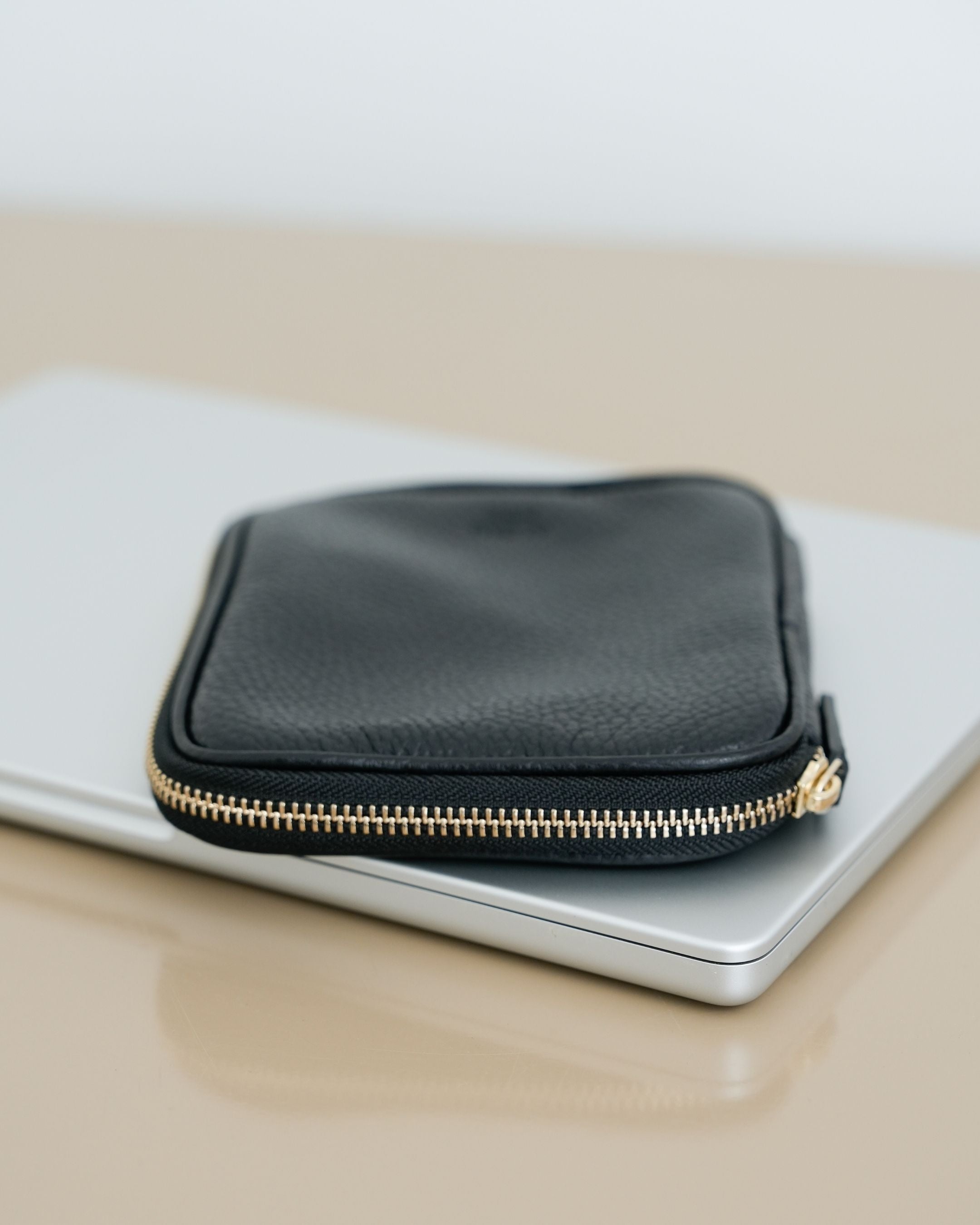 ALEMI Zurich | TECHNOPARK SMALL | Accessoires | Black | Soft Grain Leather | Front with laptop