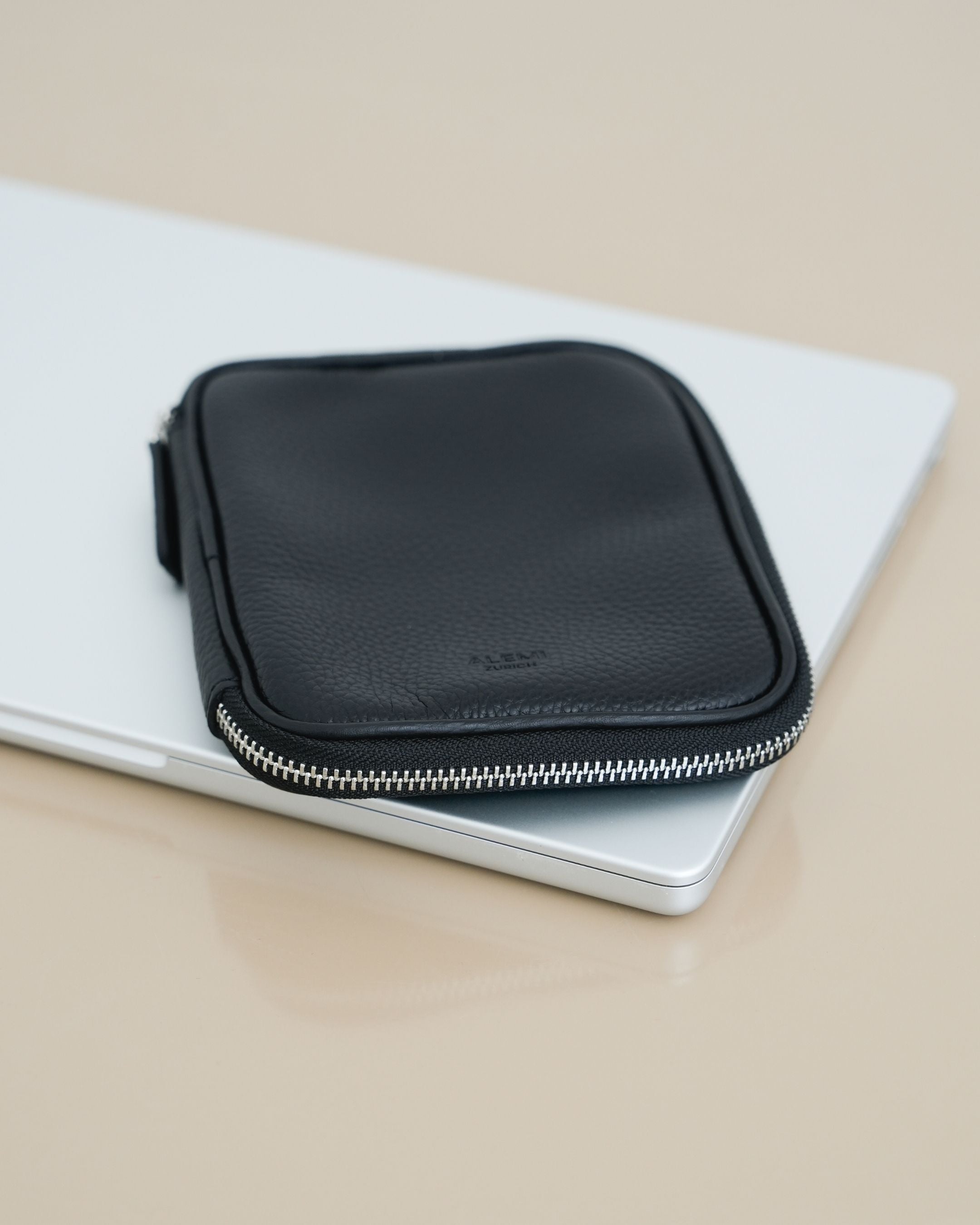 ALEMI Zurich | TECHNOPARK SMALL | Accessoires | Black with Silver Hardware | Soft Grain Leather | Front with laptop