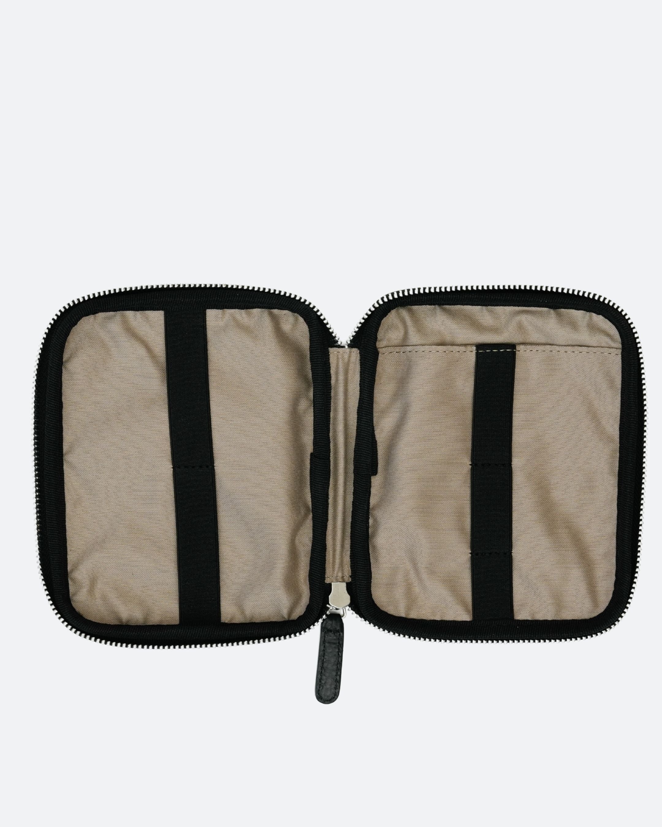 ALEMI Zurich | TECHNOPARK SMALL | Accessoires | Black with Silver Hardware | Soft Grain Leather | Inside empty