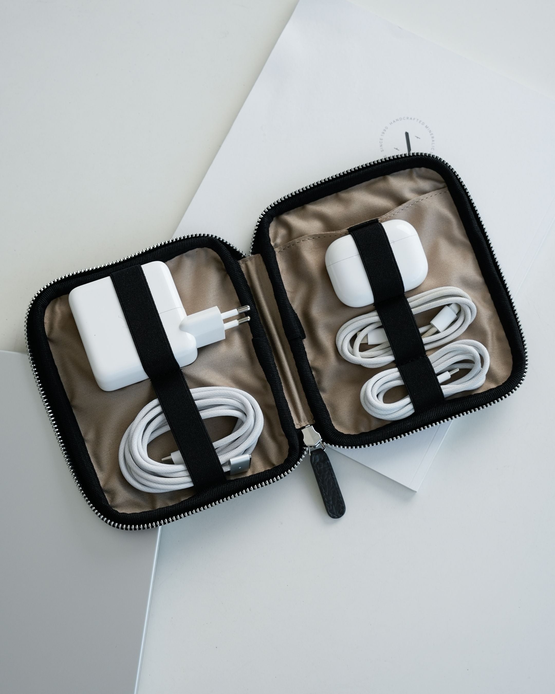 ALEMI Zurich | TECHNOPARK SMALL | Accessoires | Black with Silver Hardware | Soft Grain Leather | Inside with equipment