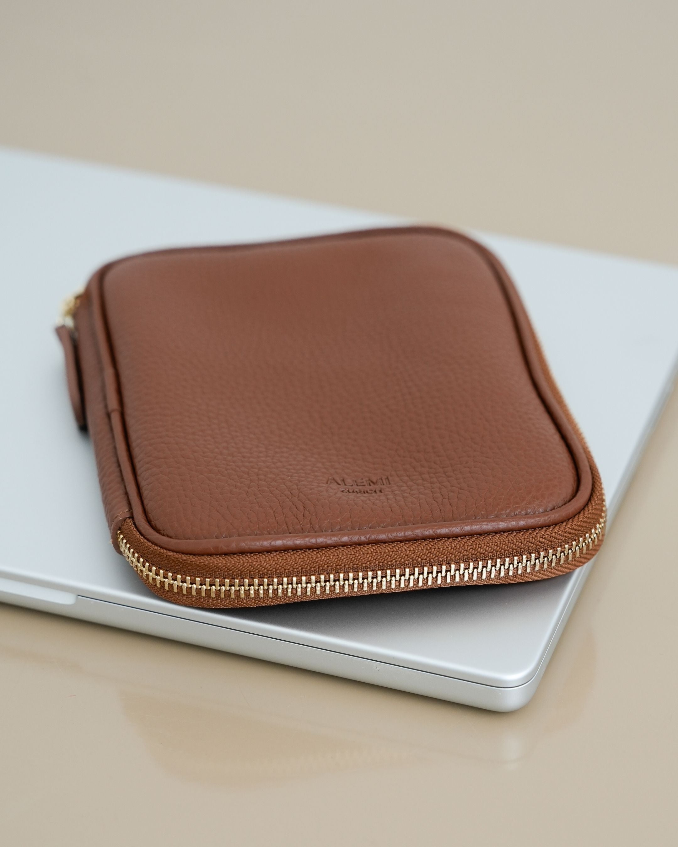 ALEMI Zurich | TECHNOPARK SMALL | Accessoires | Cognac | Soft Grain Leather | Front with laptop