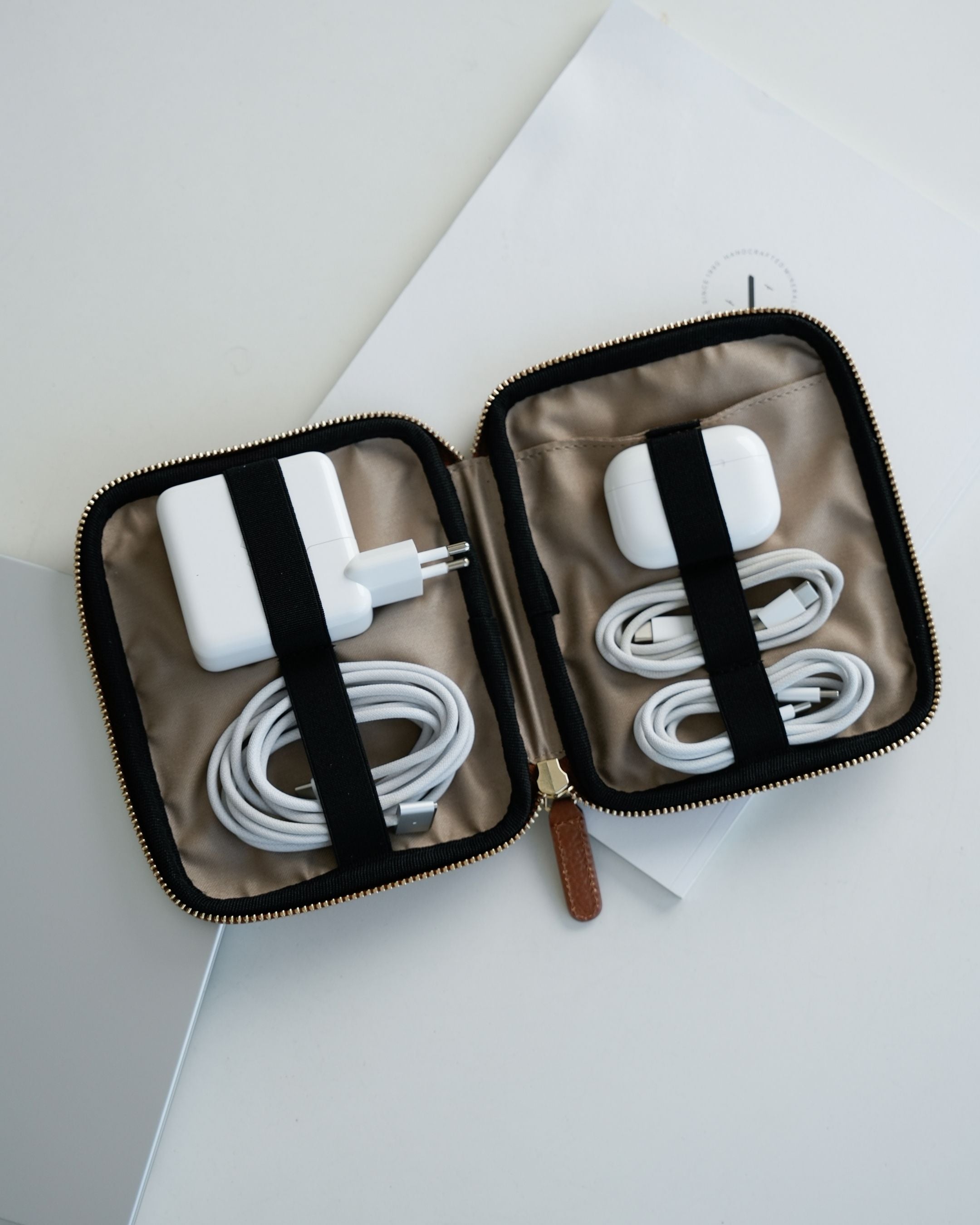 ALEMI Zurich | TECHNOPARK SMALL | Accessoires | Cognac | Soft Grain Leather | Inside with equipment