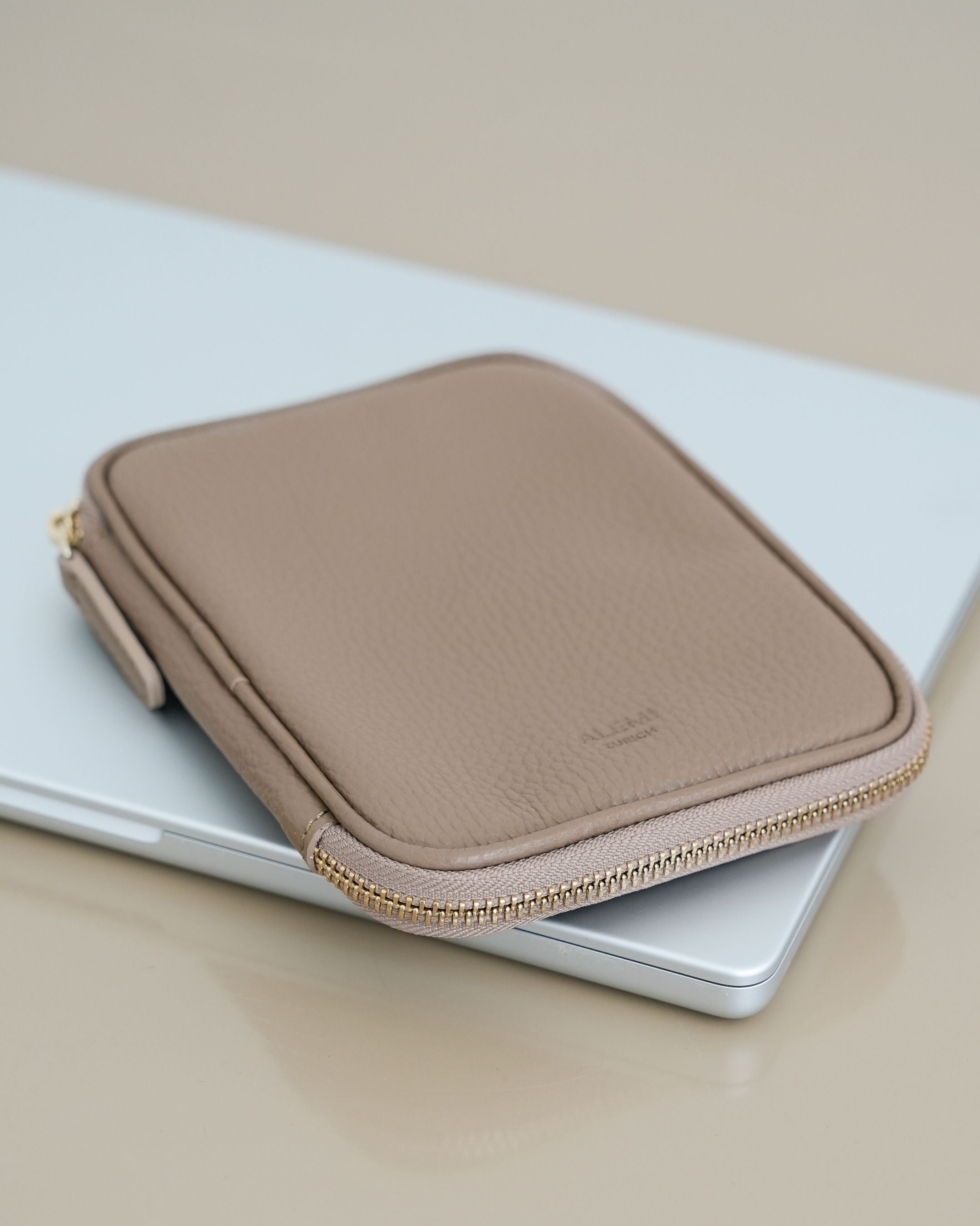 ALEMI Zurich | TECHNOPARK SMALL | Accessoires | Greige | Soft Grain Leather | Front with laptop