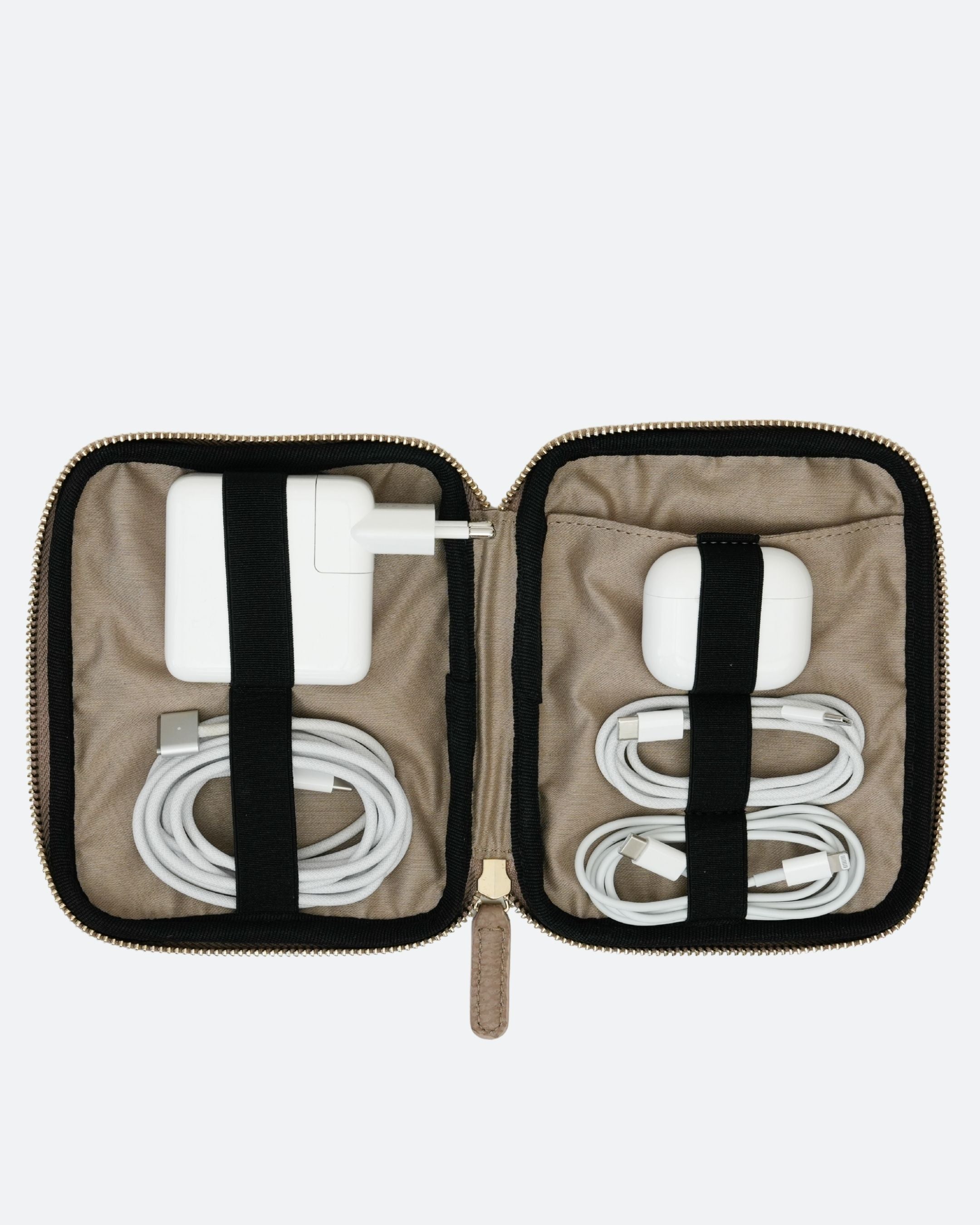 ALEMI Zurich | TECHNOPARK SMALL | Accessoires | Greige | Soft Grain Leather | Inside with equipment white