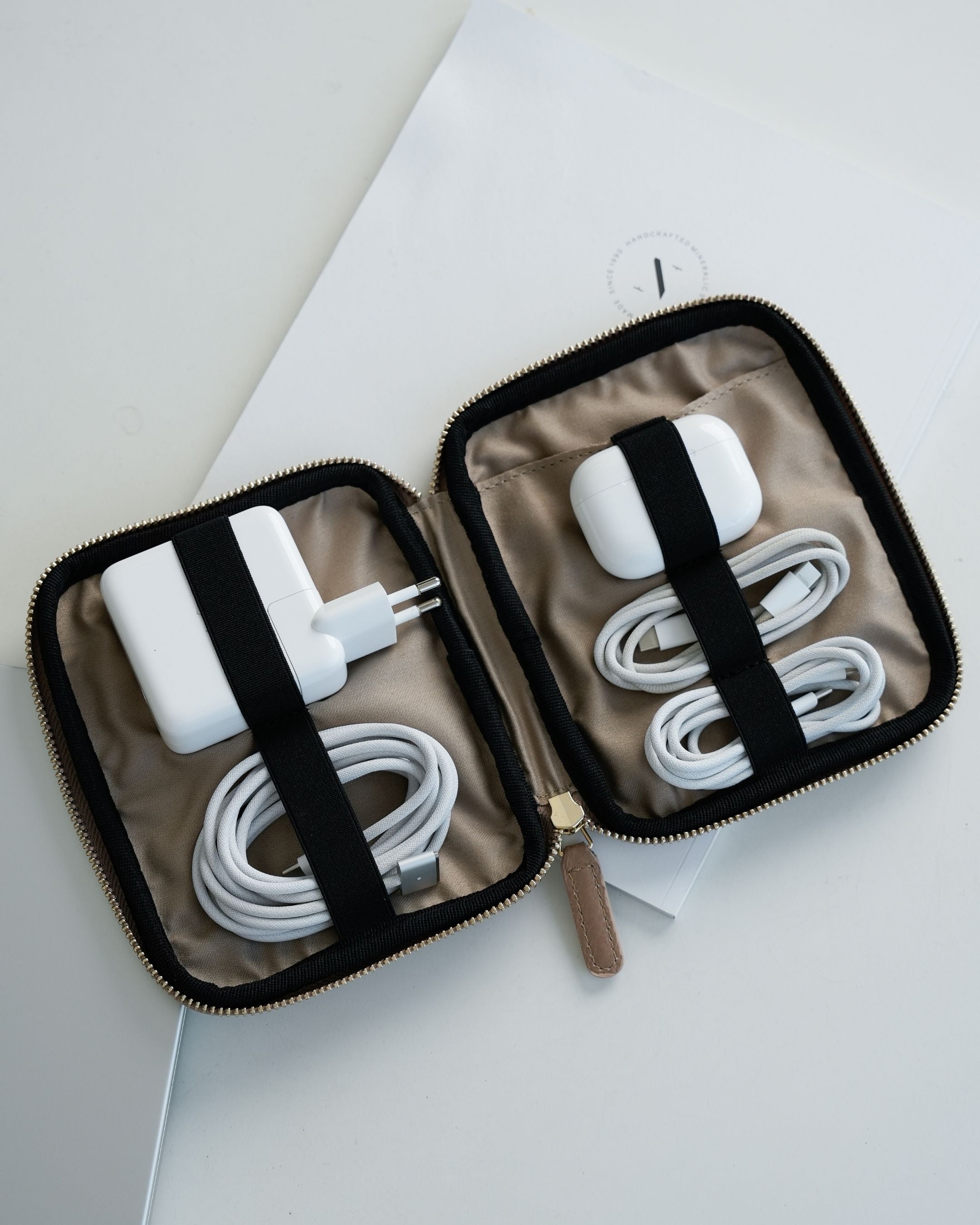 ALEMI Zurich | TECHNOPARK SMALL | Accessoires | Greige | Soft Grain Leather | Inside with equipment