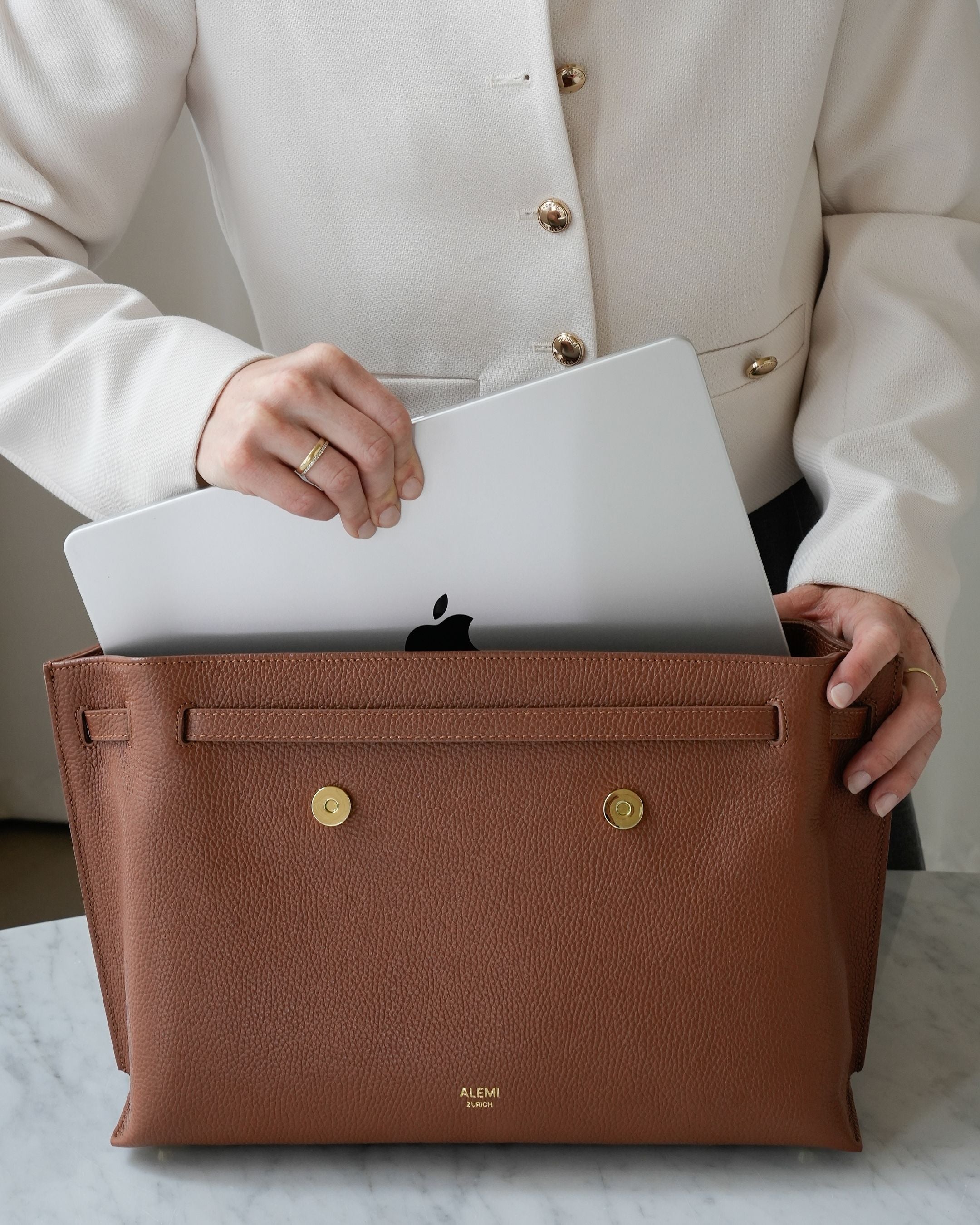 ALEMI Zurich | VIADUKT DAY | Laptop Bag | Cognac | Soft Grain Leather | Bag with laptop