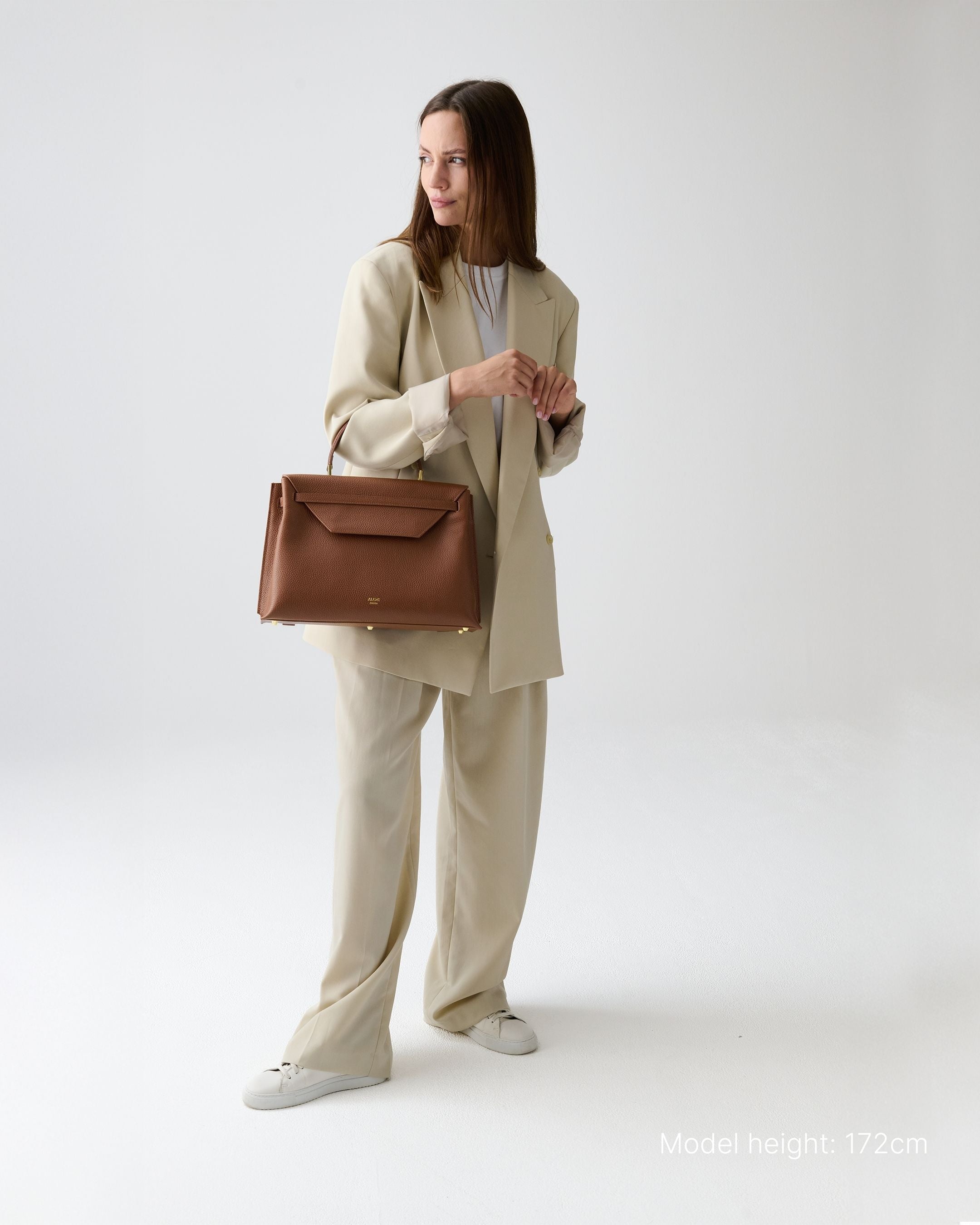 ALEMI Zurich | VIADUKT DAY | Laptop Bag | Cognac | Soft Grain Leather | Model carrying bag by handle