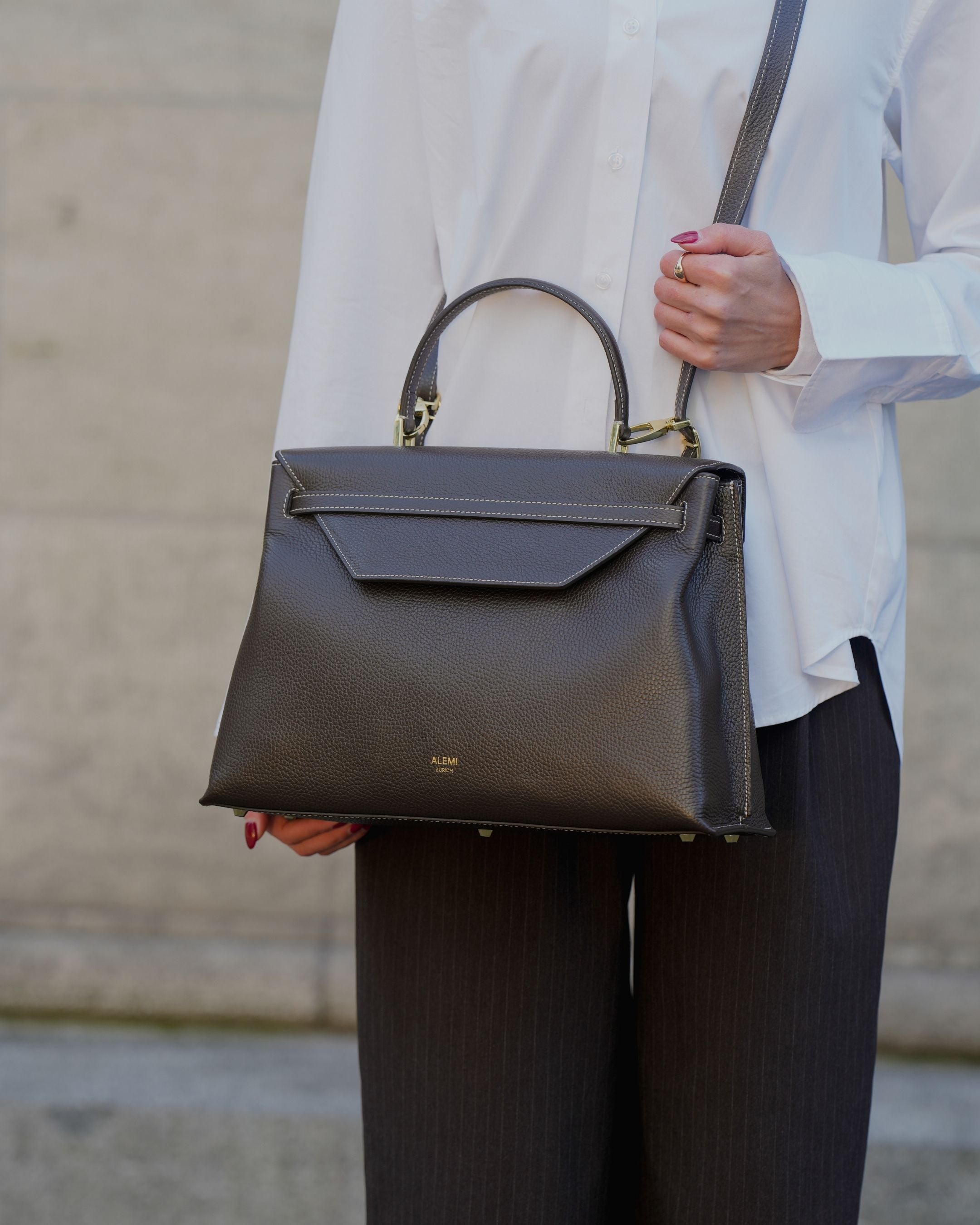 ALEMI Zurich | VIADUKT DAY | Laptop Bag | Dark Brown | Soft Grain Leather | Bag crossbody on model