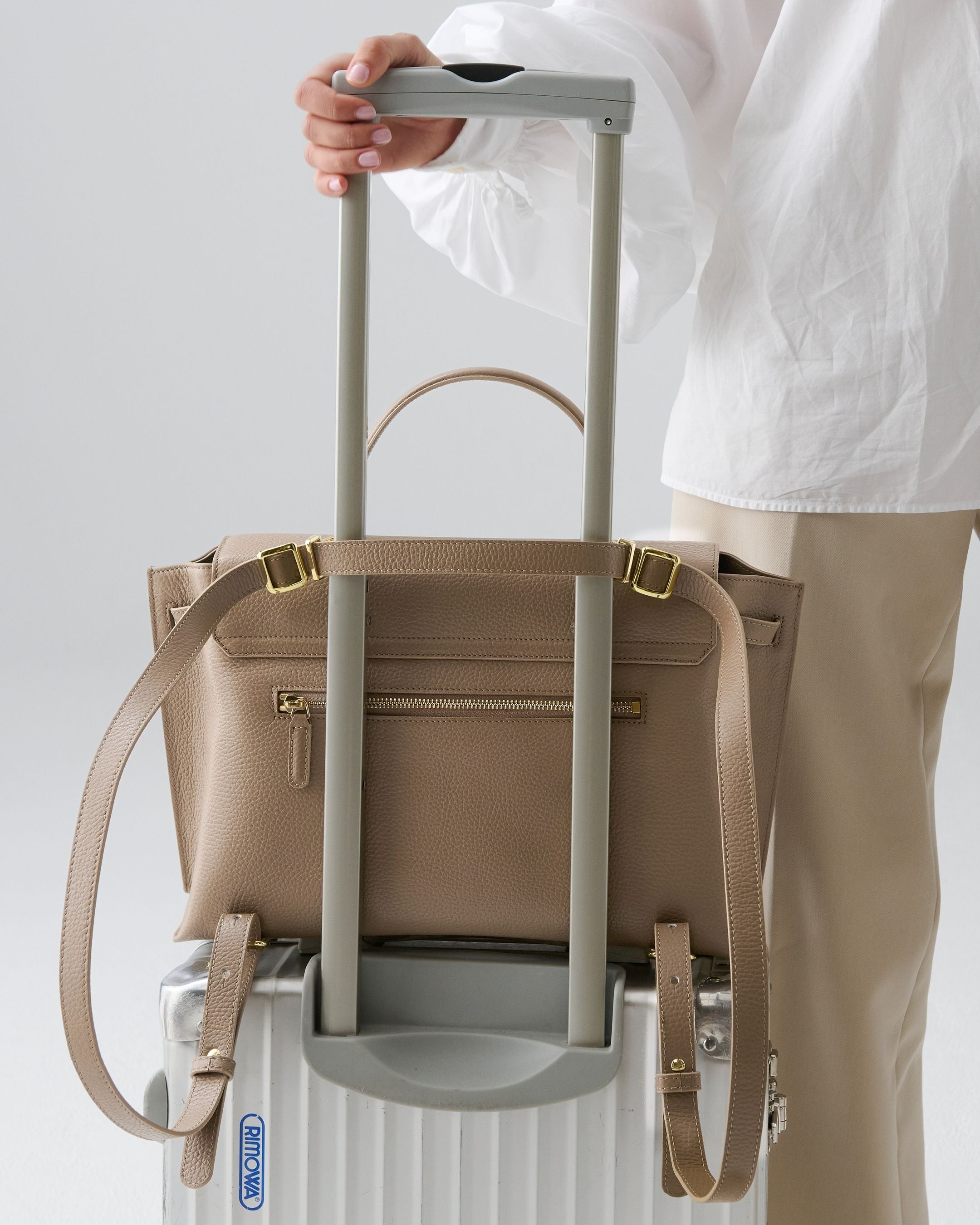 ALEMI Zurich | VIADUKT DAY | Laptop Bag | Greige | Soft Grain Leather | Bag on luggage