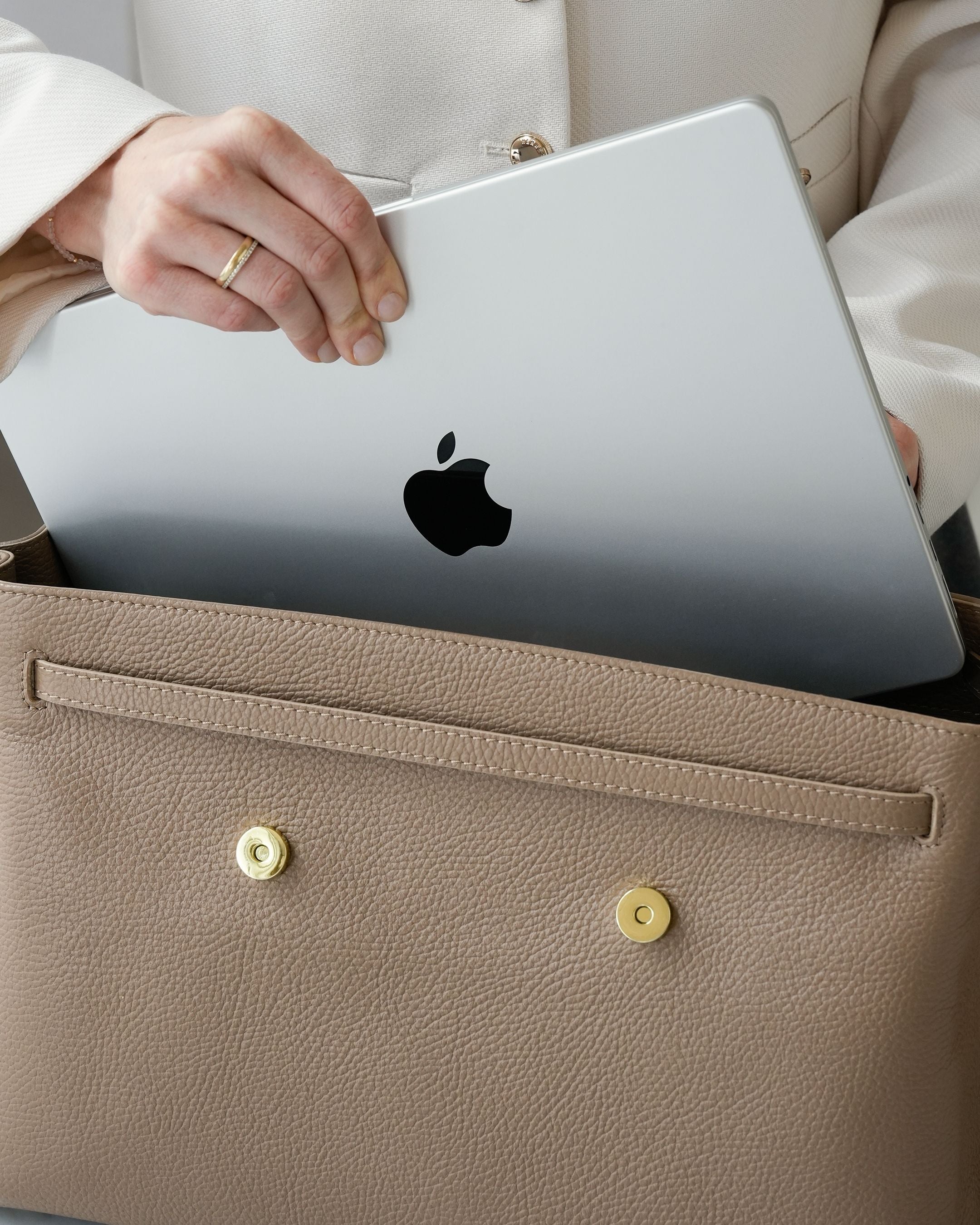 ALEMI Zurich | VIADUKT DAY | Laptop Bag | Greige | Soft Grain Leather | Bag with laptop