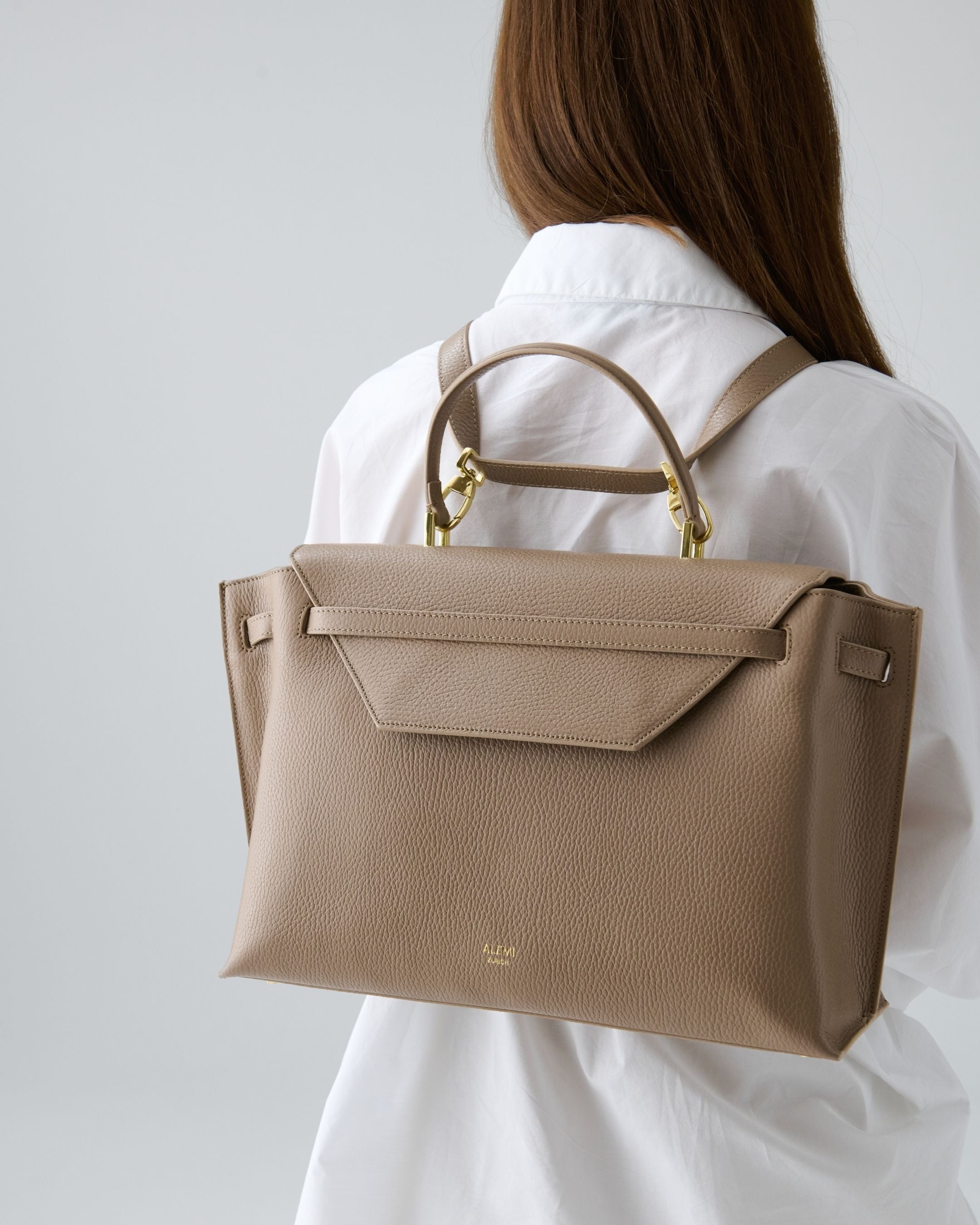 ALEMI Zurich | VIADUKT DAY | Laptop Bag | Greige | Soft Grain Leather | Model carrying bag as backpack