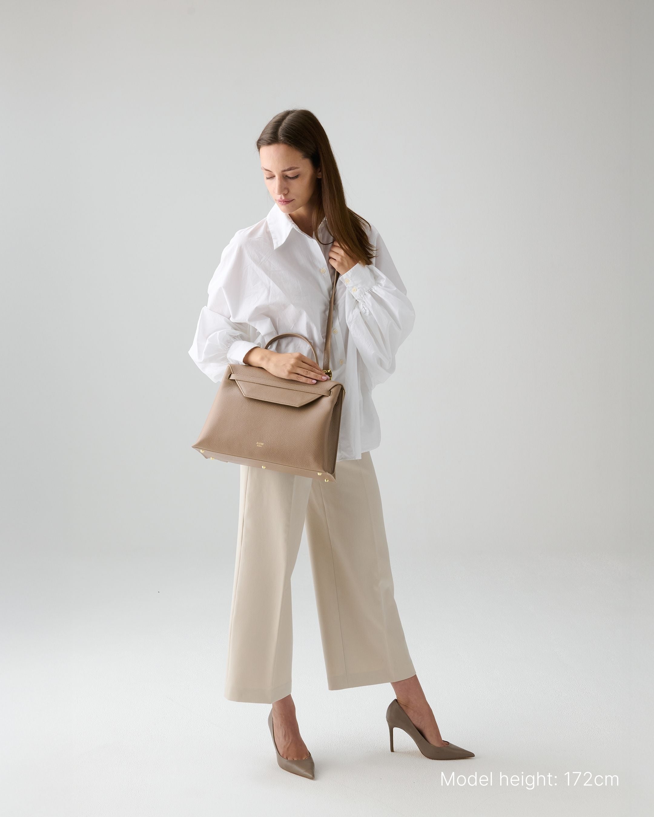 ALEMI Zurich | VIADUKT DAY | Laptop Bag | Greige | Soft Grain Leather | Model carrying bag by strap