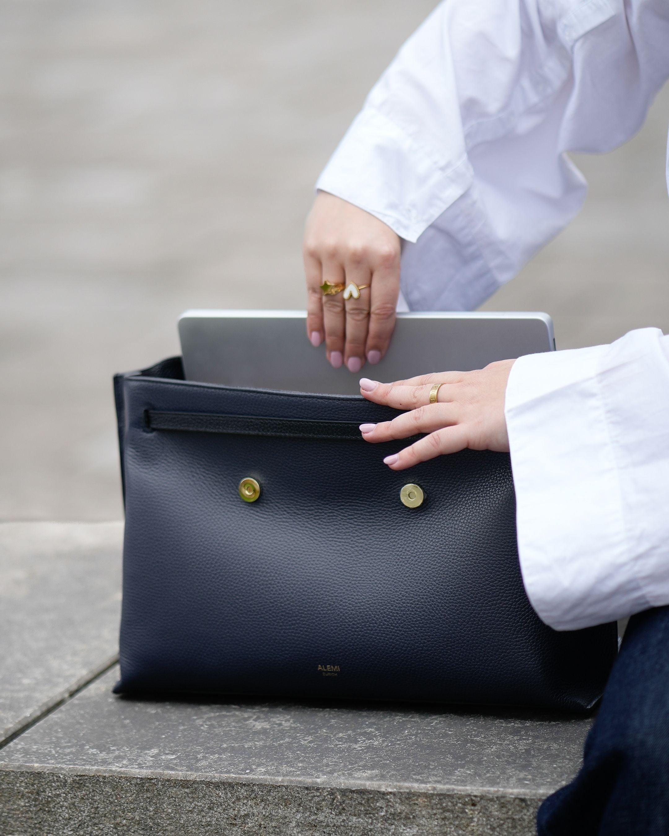 ALEMI Zurich | VIADUKT WORK | Laptop Bag | Black-Navy | Soft Grain Leather | Bag with laptop