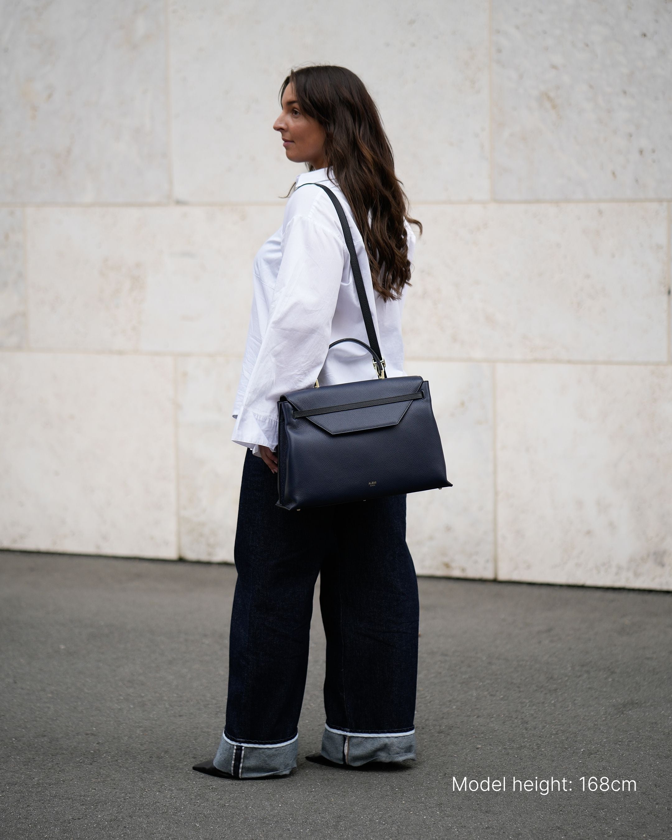 ALEMI Zurich | VIADUKT WORK | Laptop Bag | Black-Navy | Soft Grain Leather | Bag on model