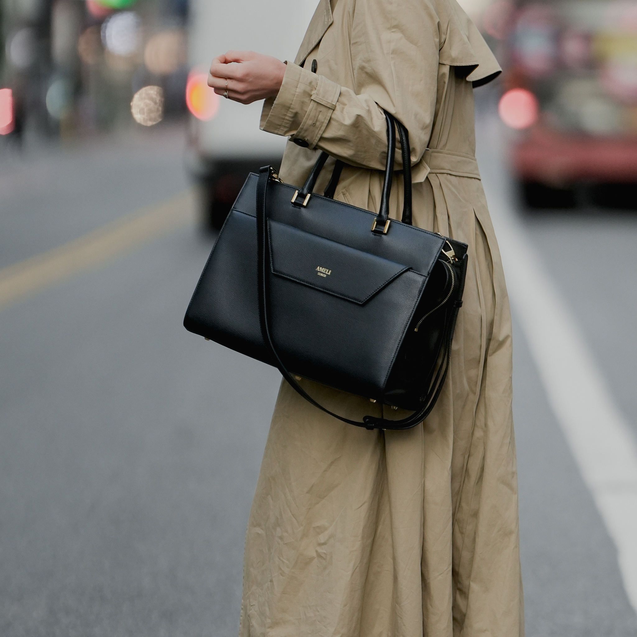 AMELI Zurich | CENTRAL | Black
| Pebbled Leather | Top handle bag