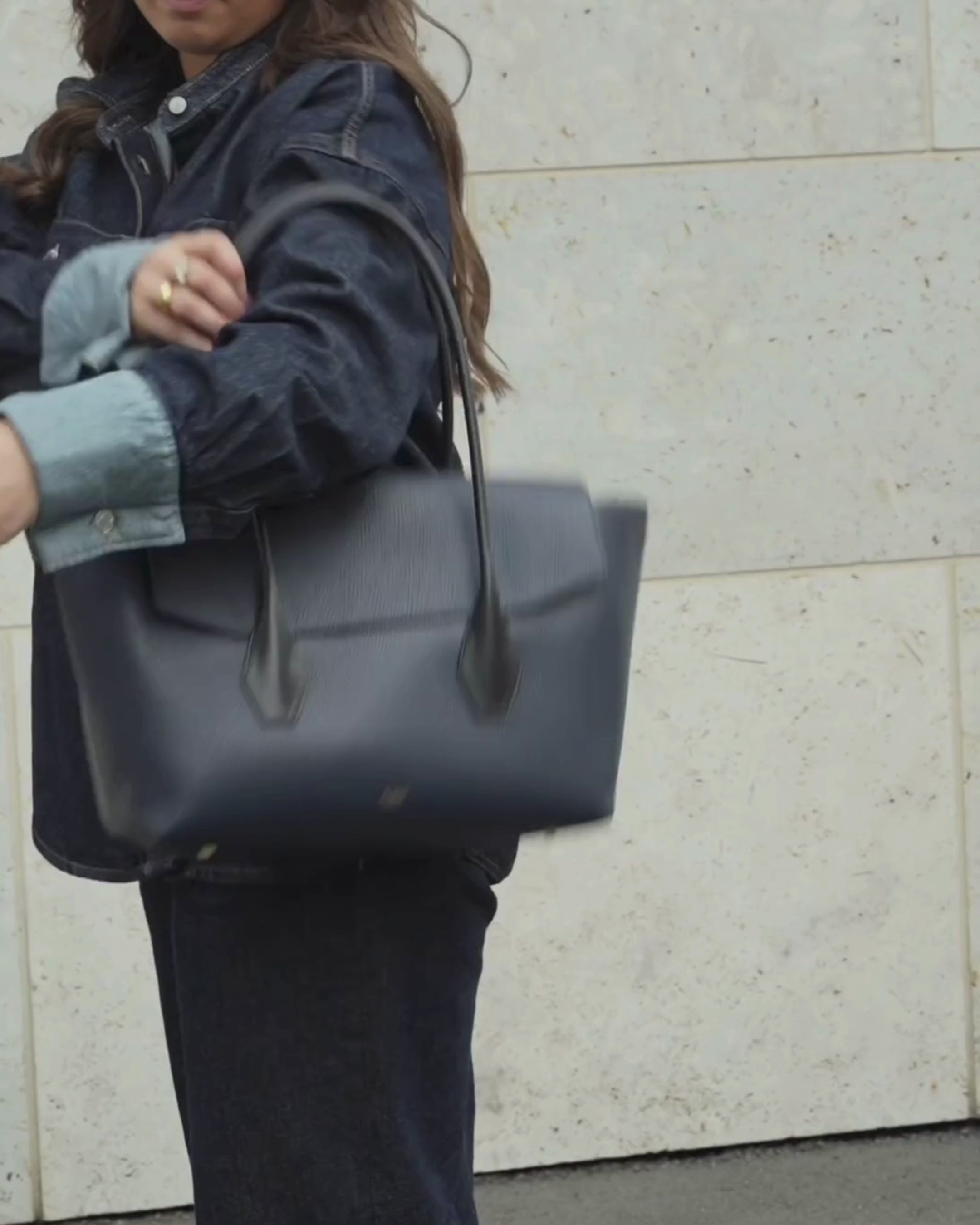 ALEMI Zurich | IDA | Laptop Bag | Black-Navy | Soft Grain Leather | Video