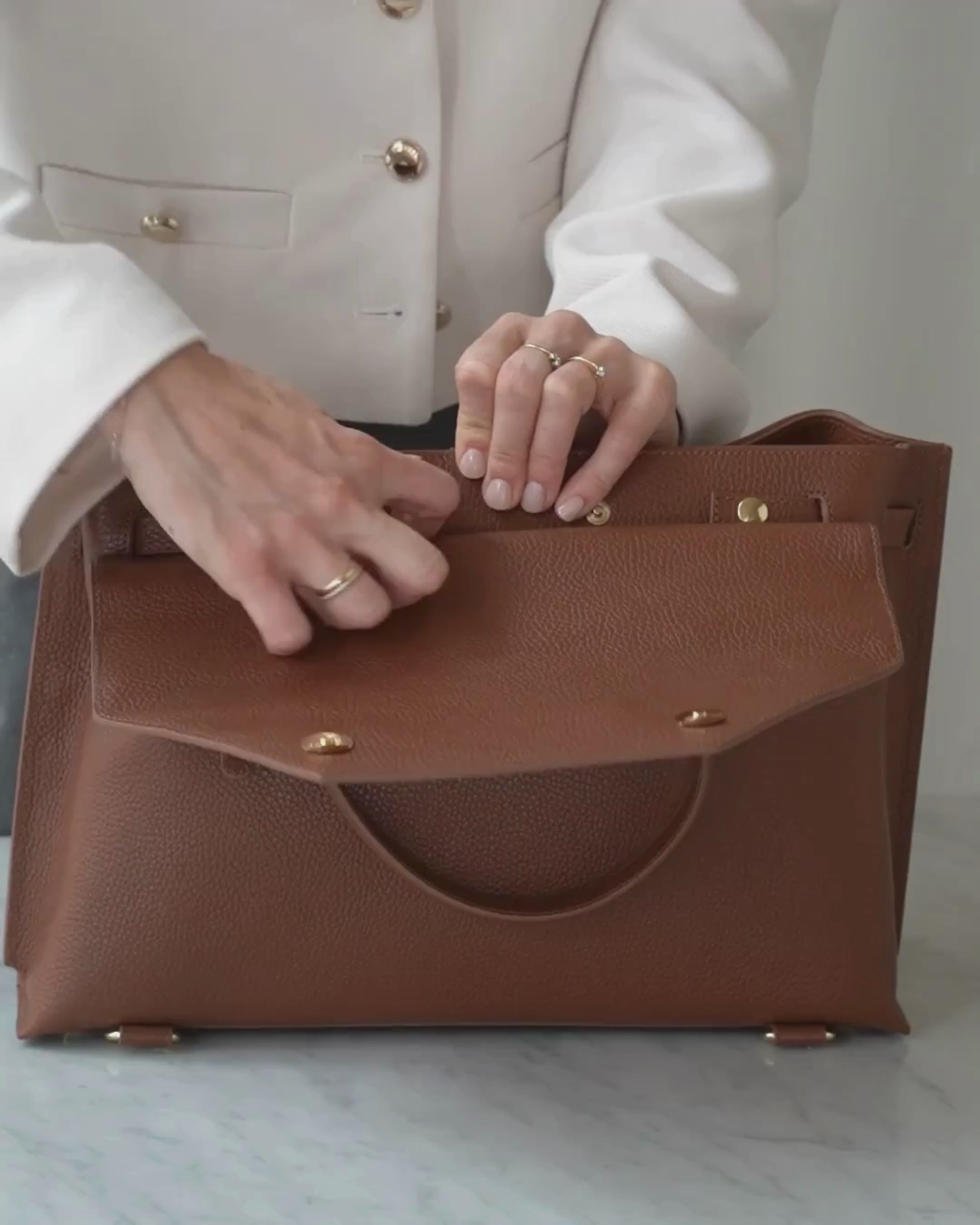 ALEMI Zurich | VIADUKT DAY | Laptop Bag | Cognac | Soft Grain Leather | Video packing
