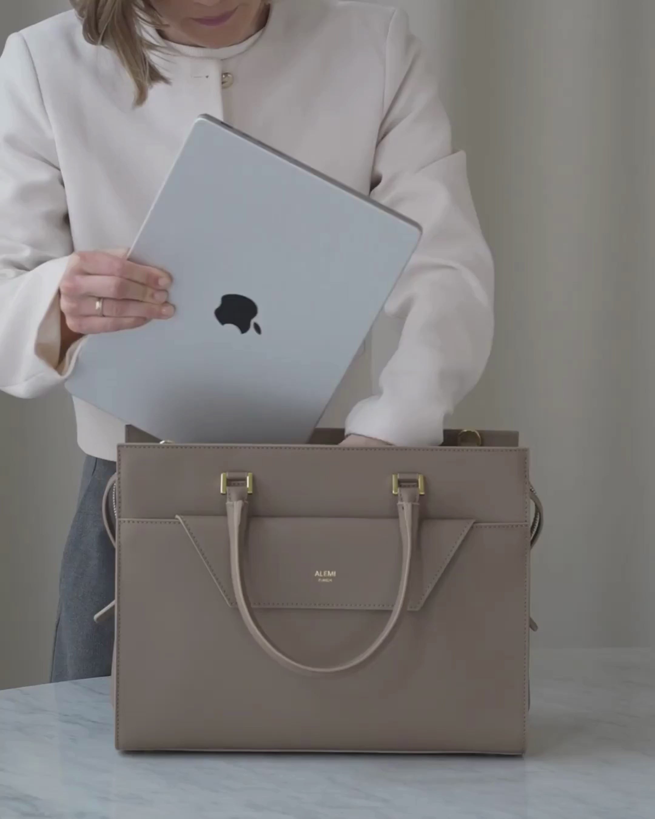 ALEMI Zurich | CENTRAL | Laptop Bag | Greige | Pebbled Leather | Video packing