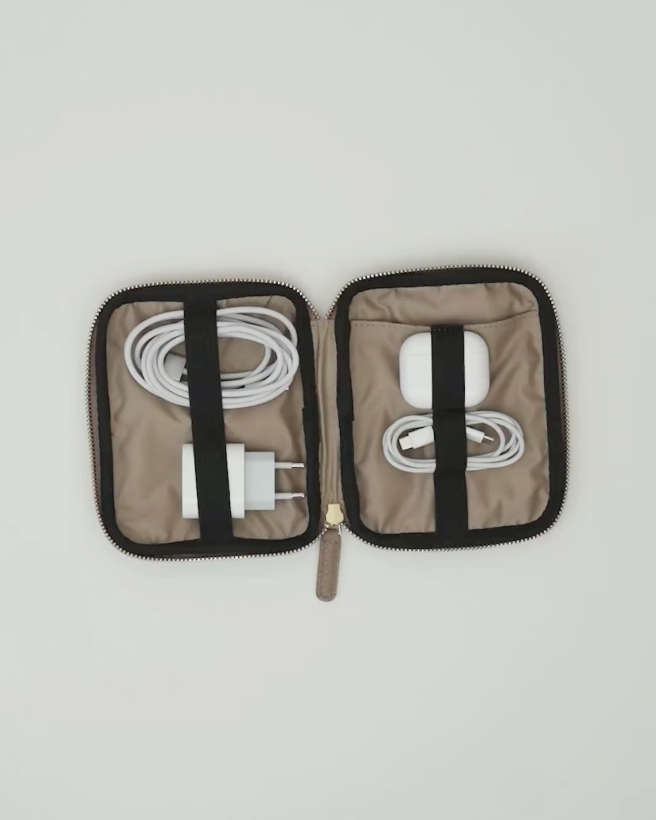 ALEMI Zurich | TECHNOPARK SMALL | Accessoires | Greige | Soft Grain Leather | Video